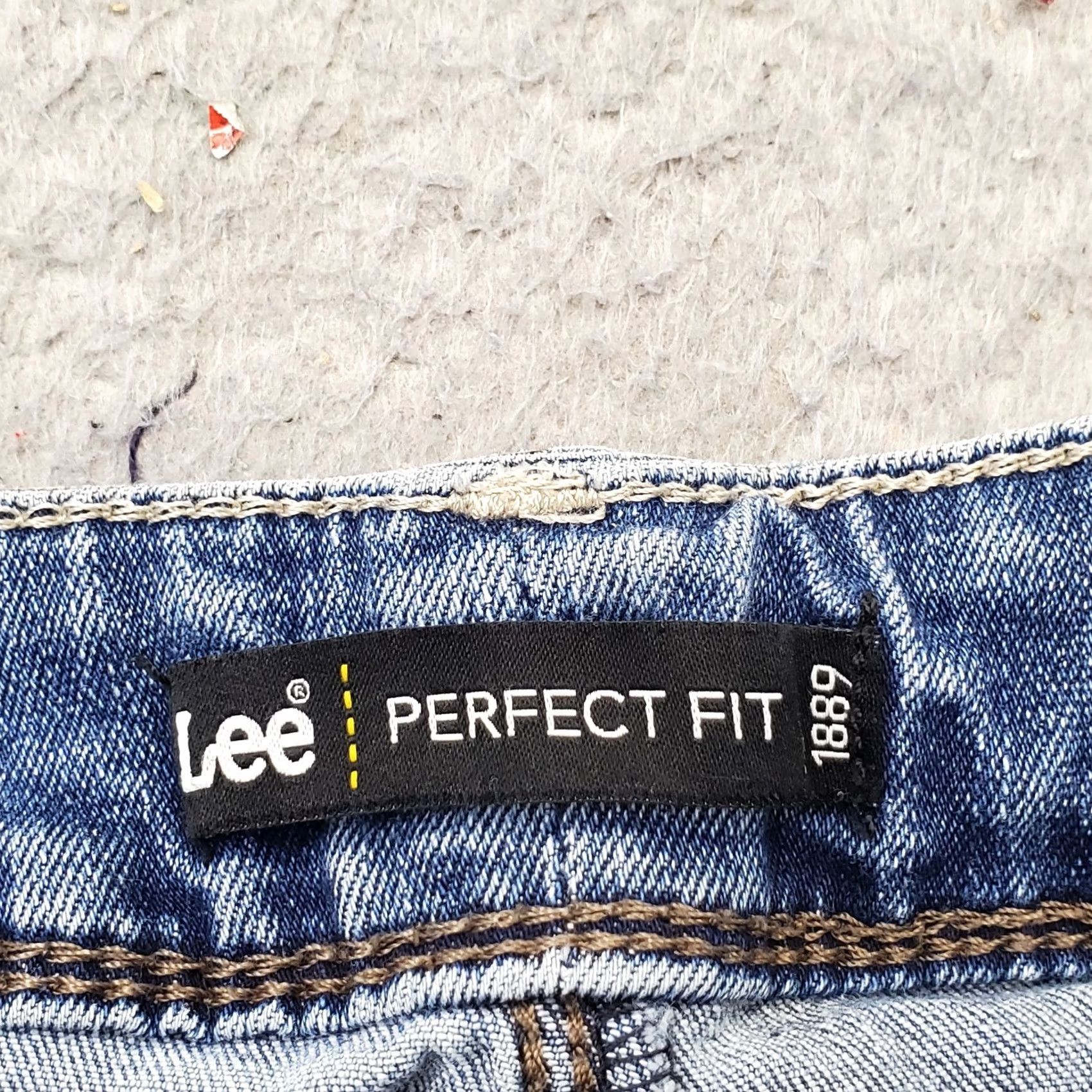 Lee Lee Jeans Womens 14M Blue Denim Stretch Perfect Fit Faded Grunge Straight Leg Shirt? Size 36" / US 14 / IT 50 - 7 Thumbnail