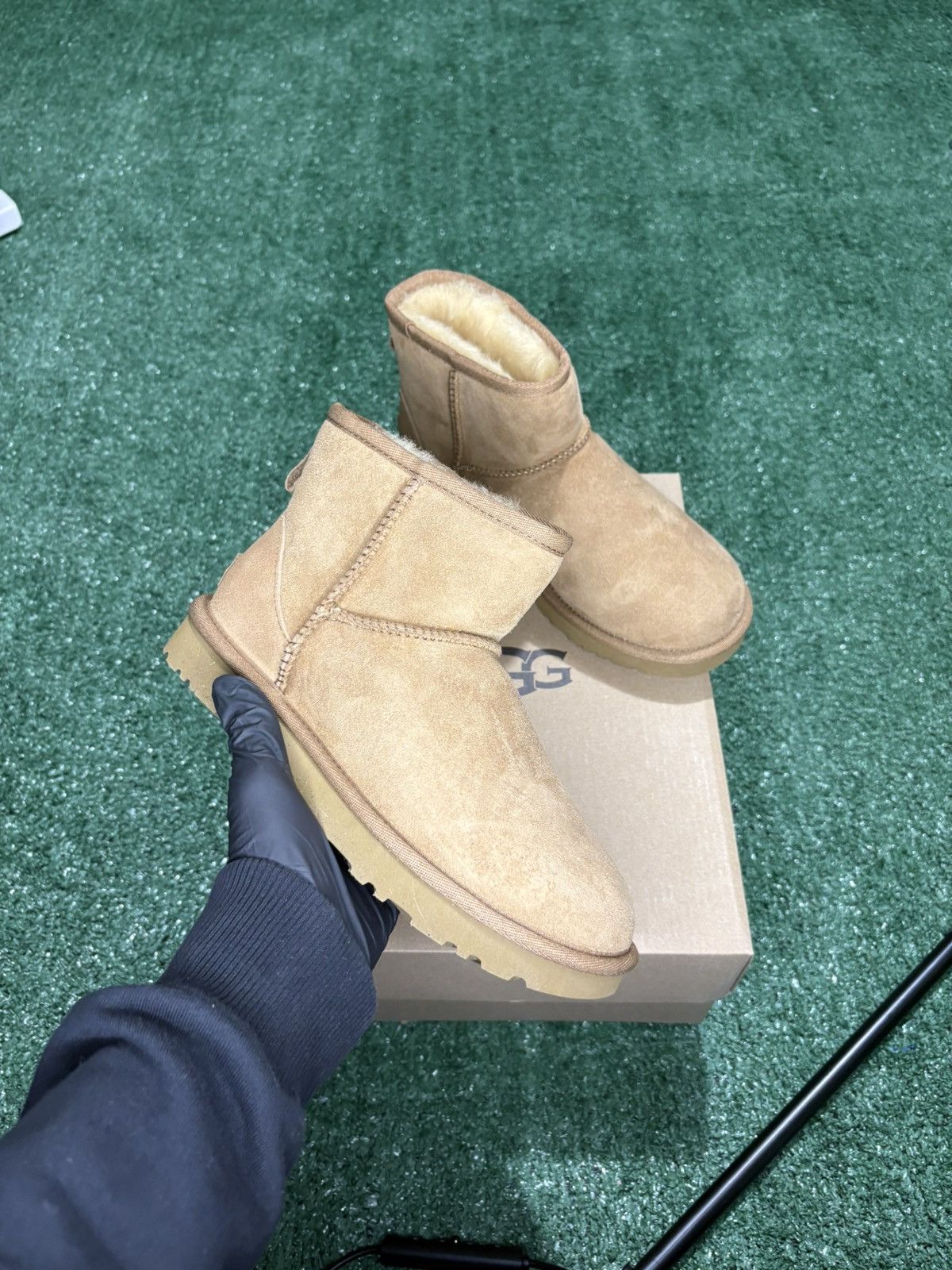 Ugg WOMENS UGG CLASSIC MINI BOOT II Size US 5 / IT 35 - 1 Thumbnail