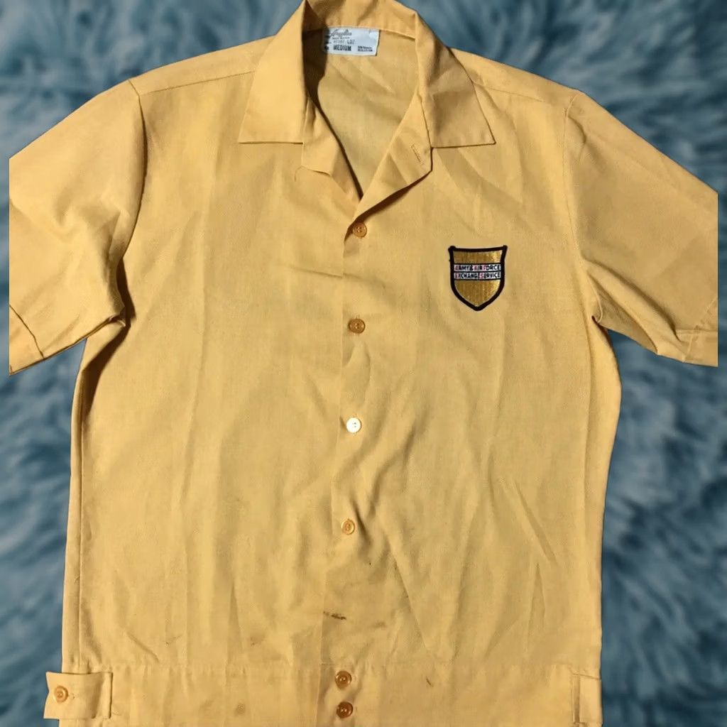 Vintage VINTAGE US Army & Air Force Exchange Service Faded Shirt M Military Grunge 70s 80s Yellow Nike? Officer T-Shirt Mens Graphic Tee Size US M / EU 48-50 / 2 - 1 Thumbnail
