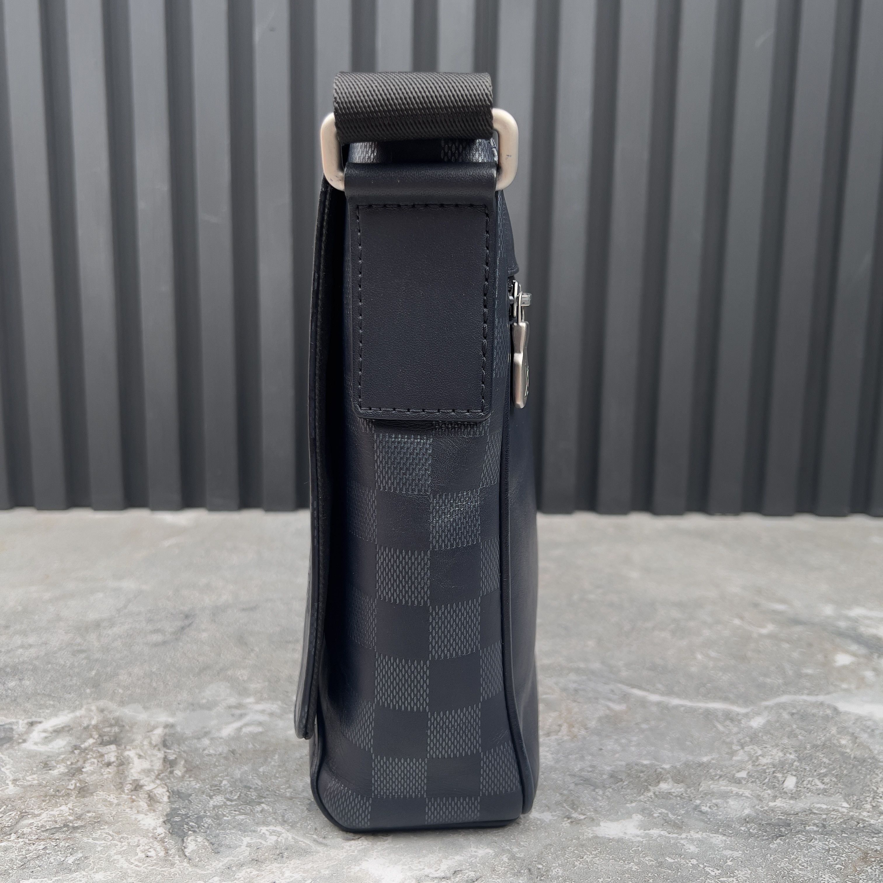 Louis Vuitton Louis Vuitton Damier Infini District Crossbody Messenger Bag Size ONE SIZE - 4 Thumbnail