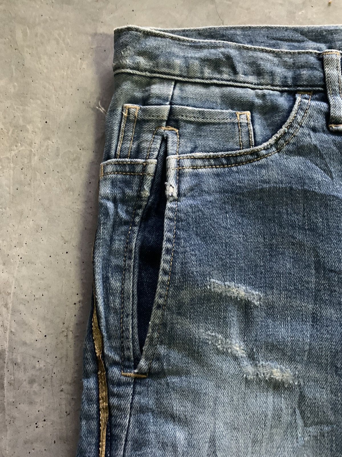 Maison MIHARA YASUHIRO MIHARAYASUHIRO skinny distressed with side goldish line Size US 33 - 10 Thumbnail