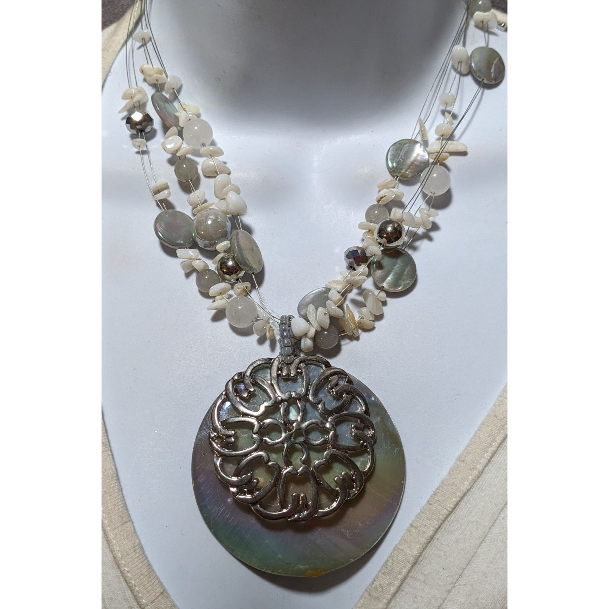 Other Vintage Mermaidcore Grey Rainbow Shell Necklace Size ONE SIZE - 6 Thumbnail