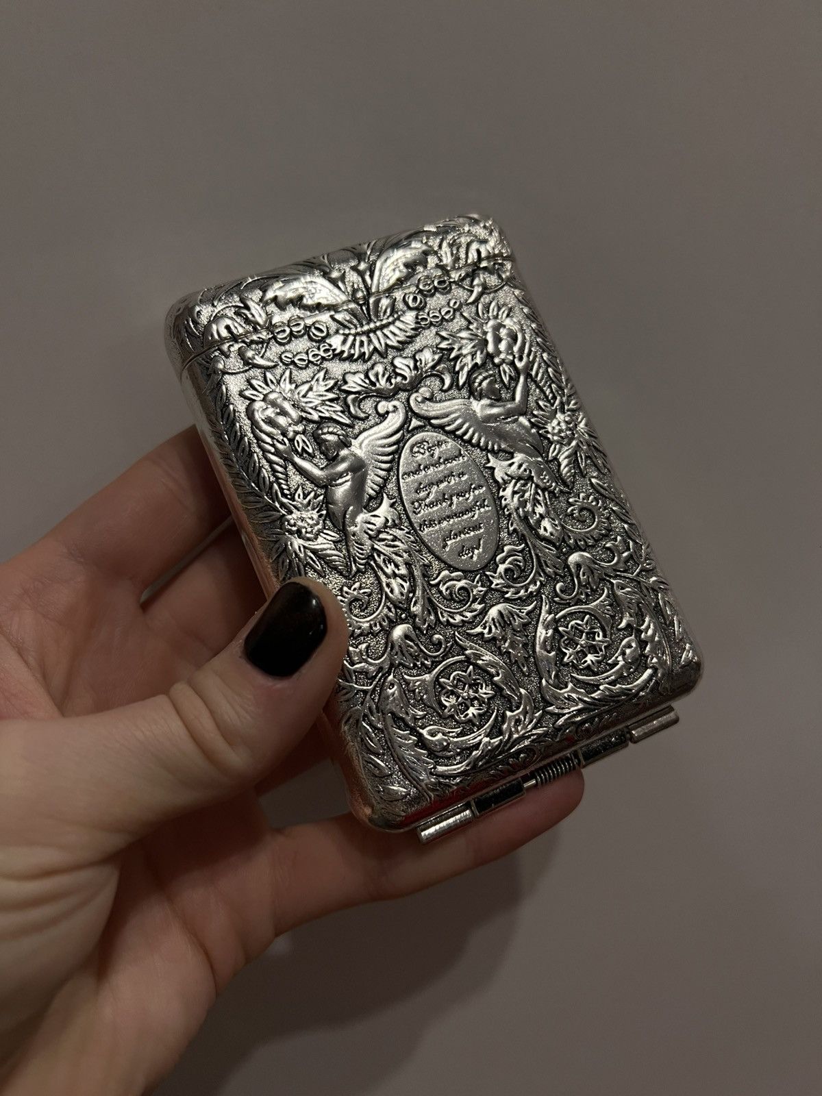 Vintage Vintage embossed cigarette case angel floral renaissance Size ONE SIZE - 5 Thumbnail