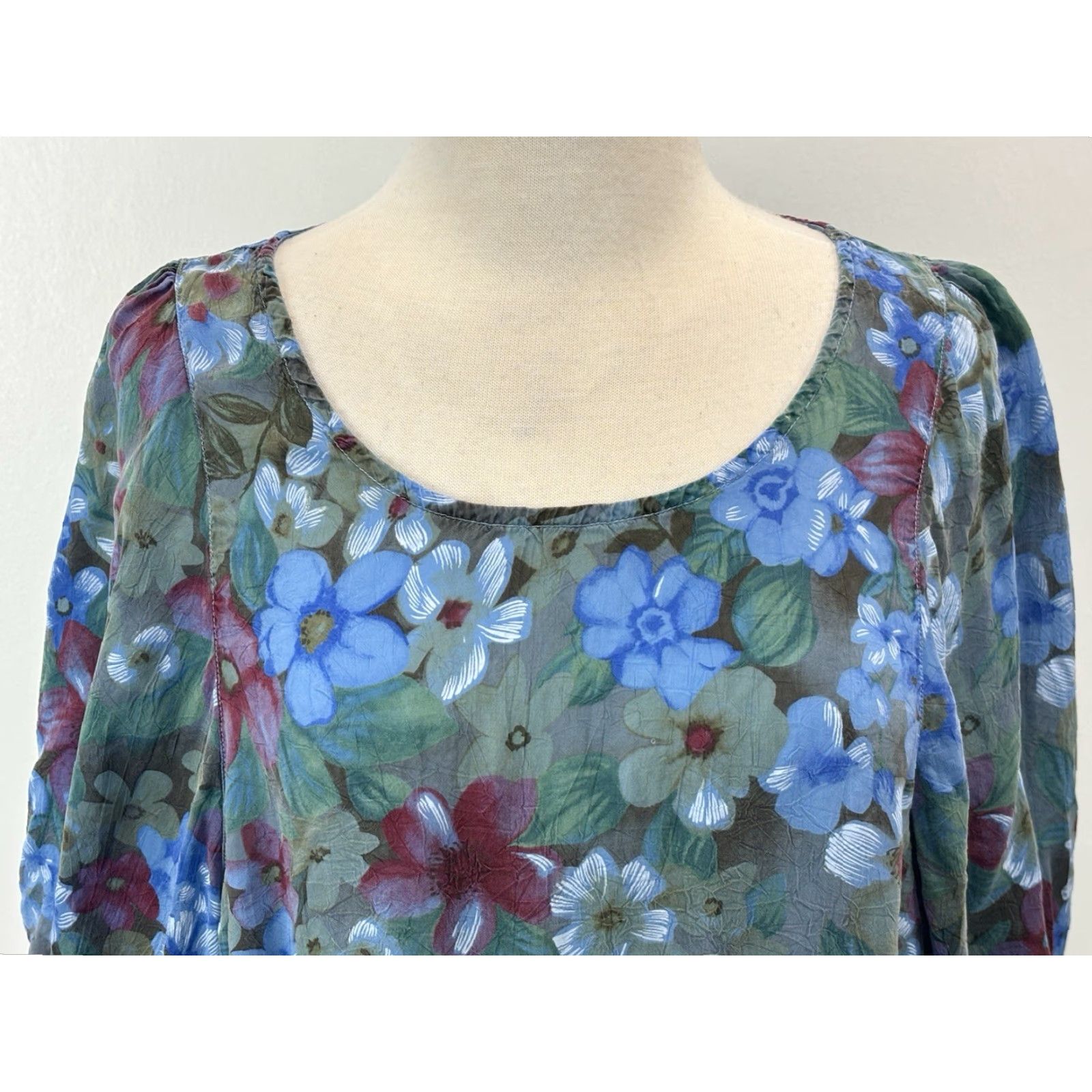 VINTAGE Tianello Women's Tunic Top Shirt Medium Blue Floral Short Sleeve Puff Sleeve Scoop Neck Rayon Made USA Womens