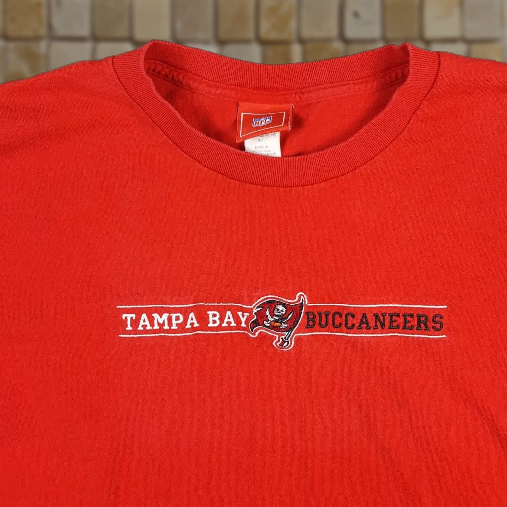 NFL Tampa Bay Buccaneers NFL Football Logo Men's Size XL Vintage T Shirt Red Size US XL / EU 56 / 4 - 1 Thumbnail