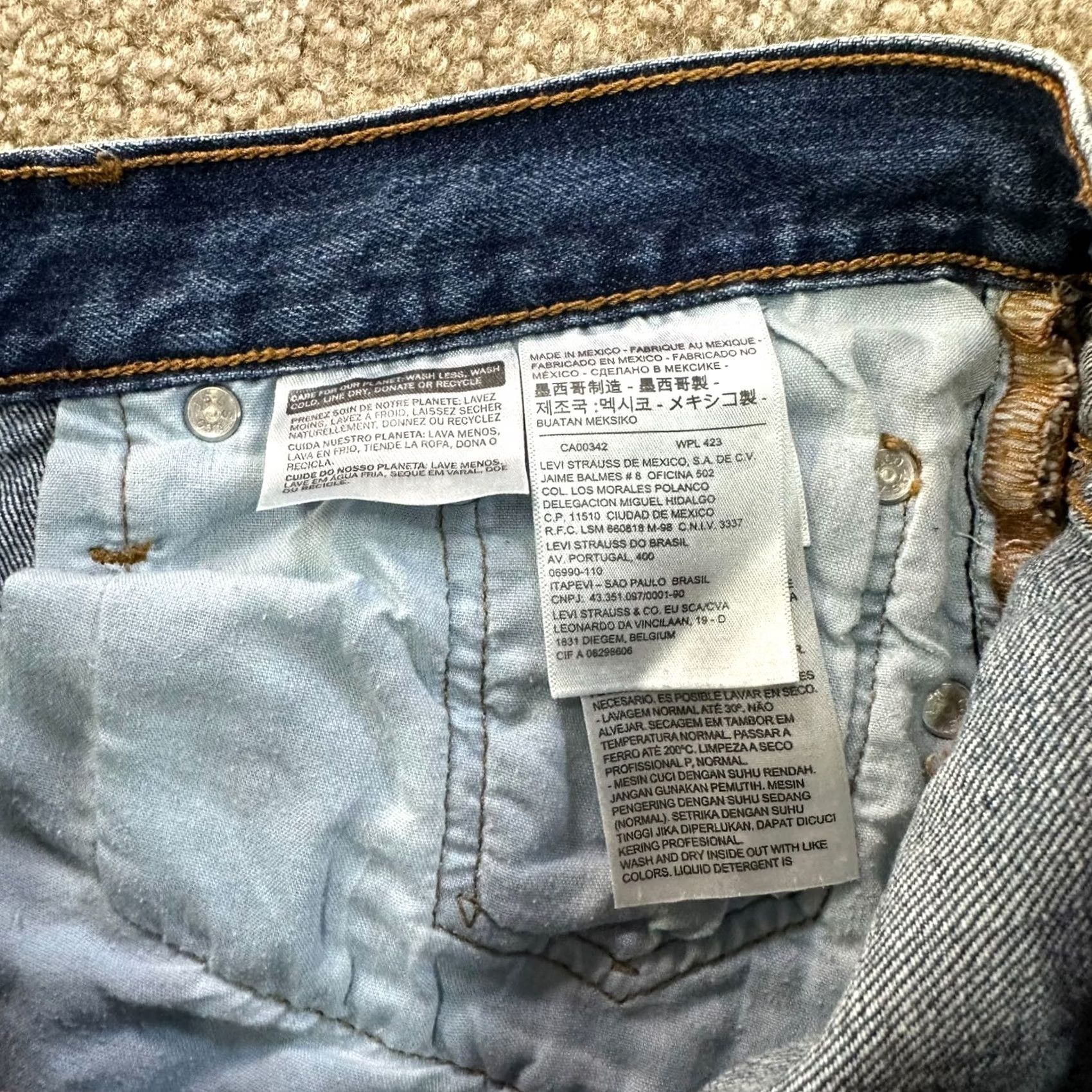 Levi's Levi's 501 Jeans Women's 28x28 Blue Denim Button Fly Tapered Regular Rise 5-Pocket USA Pattern Smoke Blue (Note: If including "USA" as theme) Size 28" / US 6 / IT 42 - 5 Thumbnail