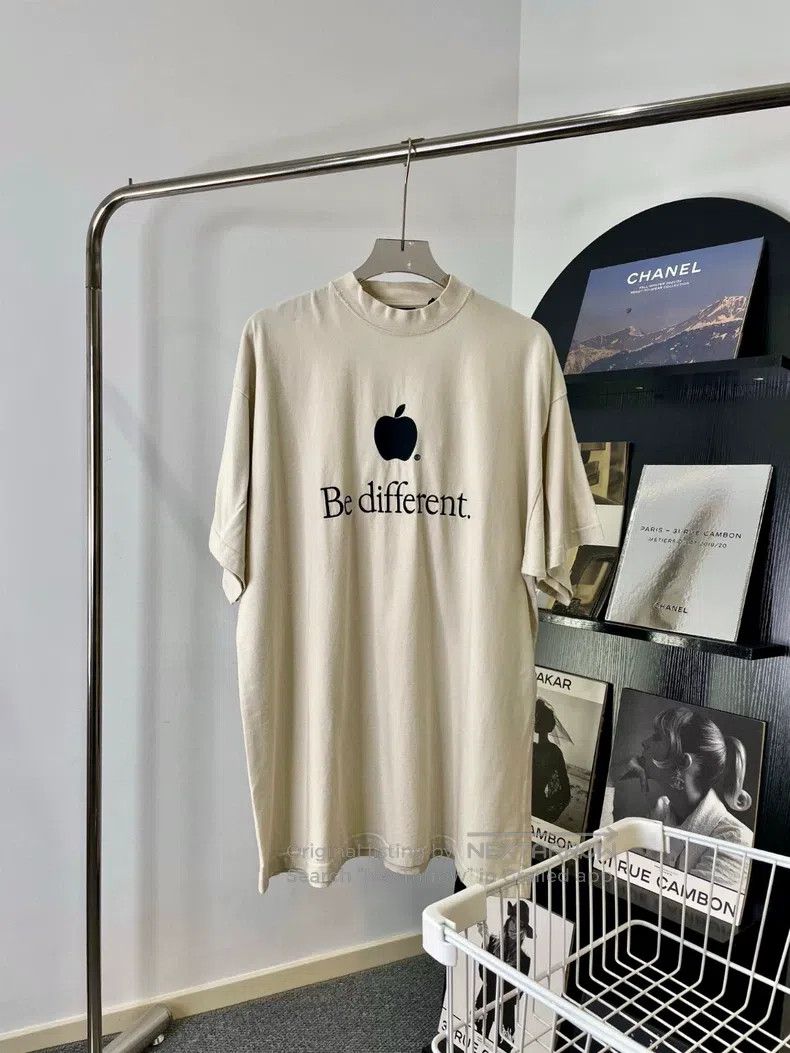 Balenciaga Balenciaga Apple logo print loose fit white T-shirt Size US S / EU 44-46 / 1 - 1 Thumbnail