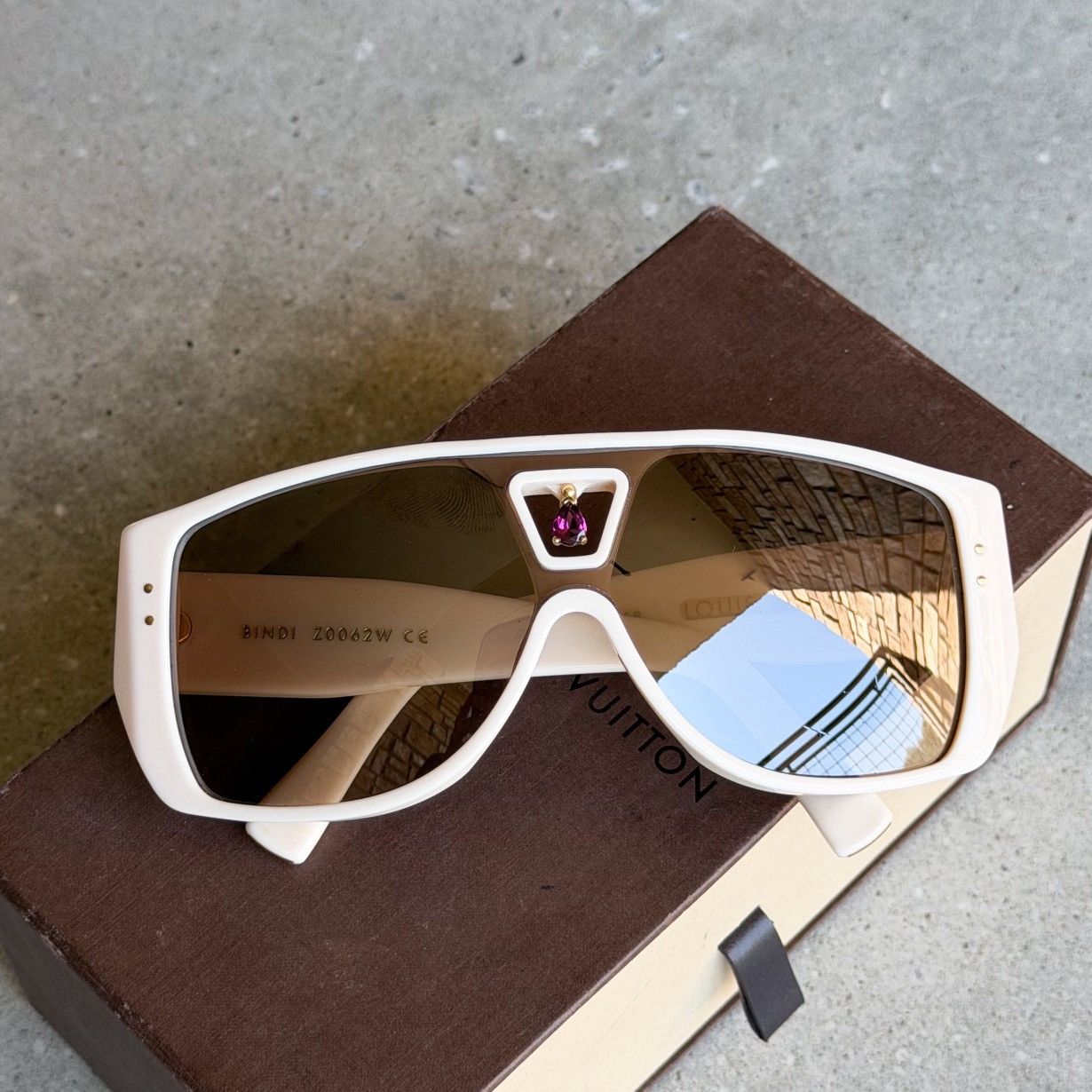 Louis Vuitton Louis Vuitton AW06 RUNWAY Vintage Bindi Garnet Sunglasses Size ONE SIZE - 7 Thumbnail