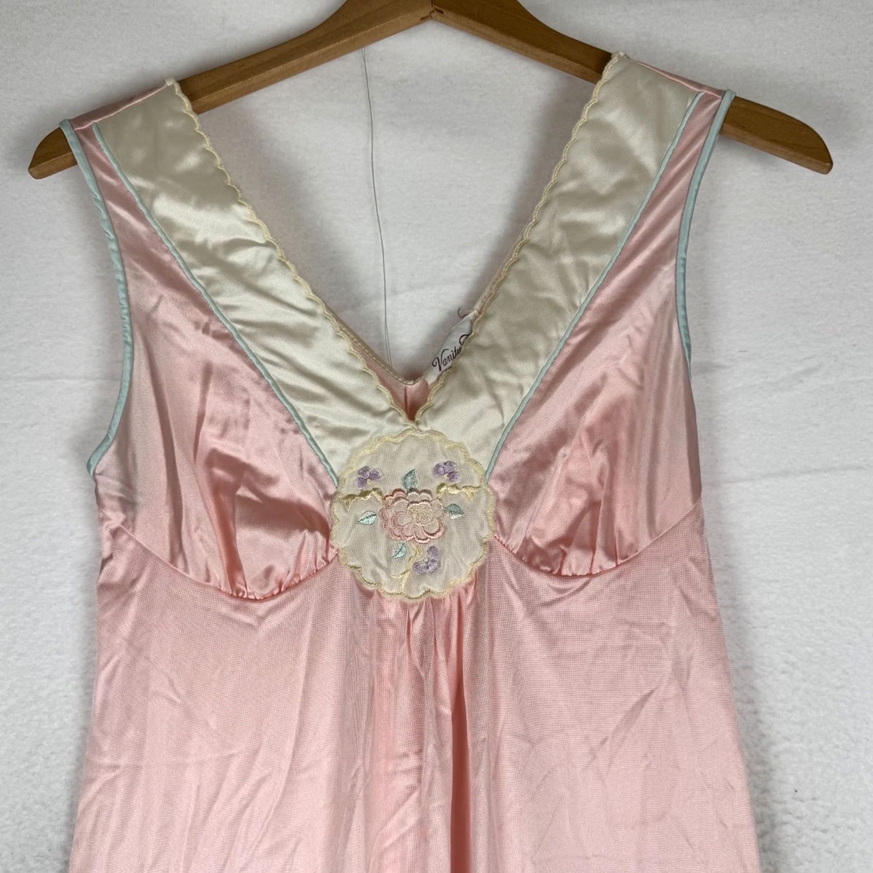 Vintage VINTAGE Vanity Fair Pink Satin Night Gown Dress Satin Nightgown Eveningwear 1970s USA Womens S Size S / US 4 / IT 40 - 2 Thumbnail
