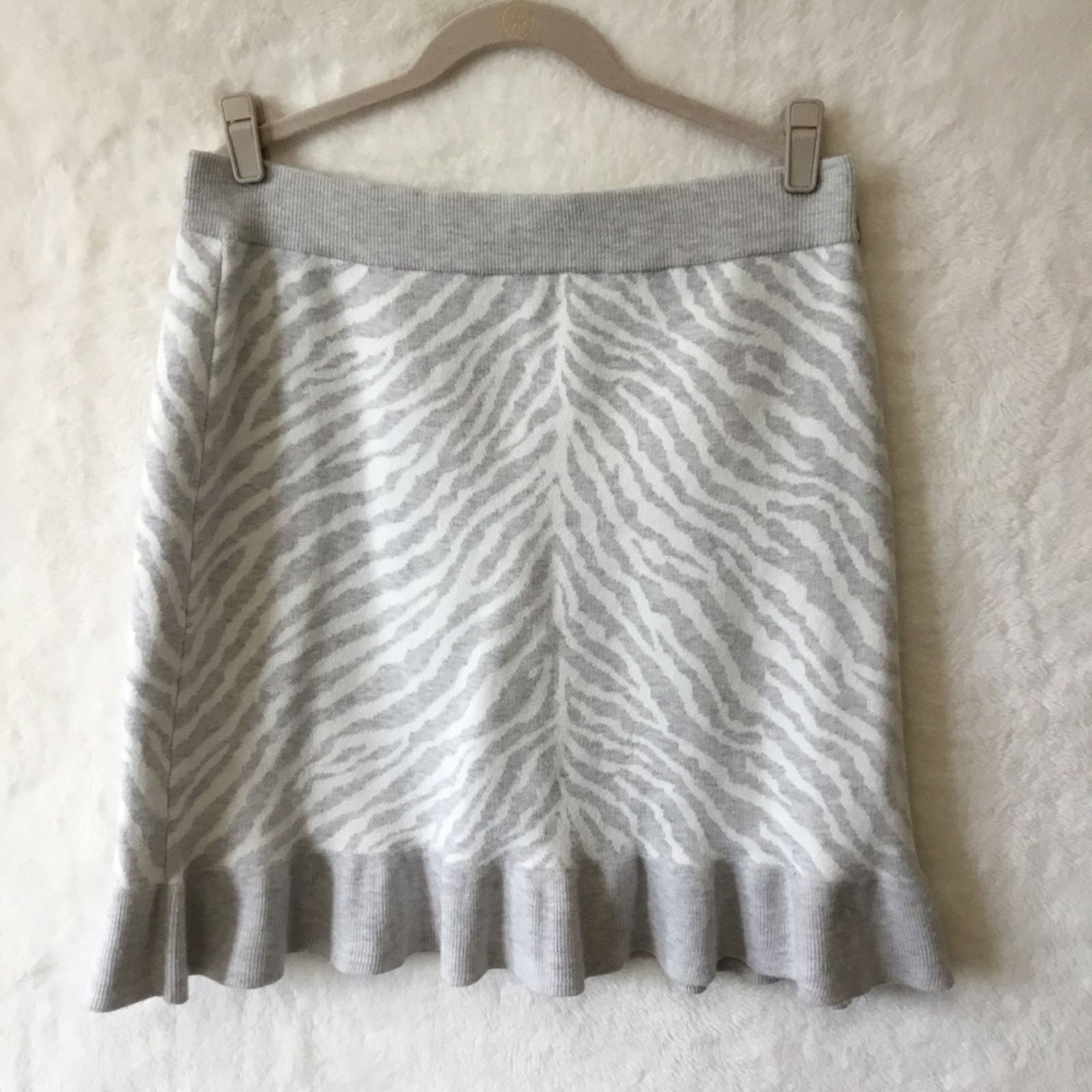 Anthropologie Anthropologie Gray Zebra Ruffled Knit Skirt Size 30" / US 8 / IT 44 - 1 Thumbnail
