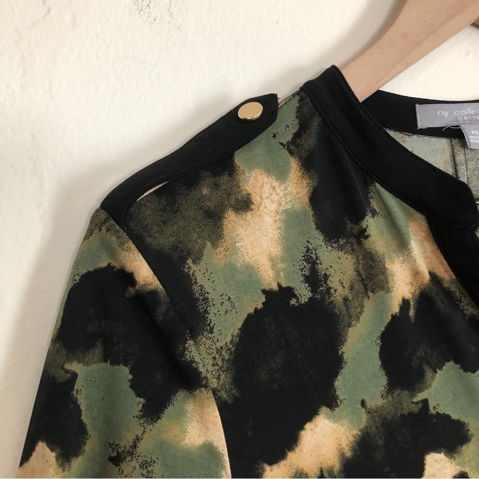 Other NY New York Collection Petite Camouflage Button Blouse Top Size S / US 4 / IT 40 - 6 Thumbnail
