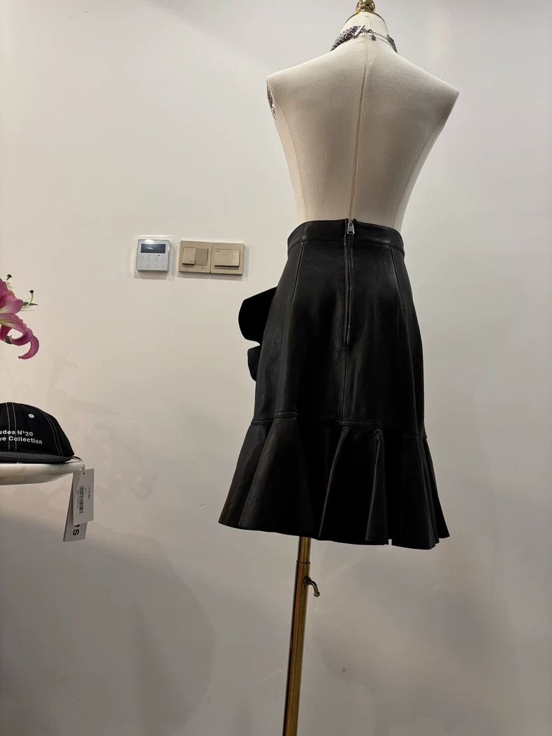 Alexander McQueen Alexander McQUEEN size 38 Sheepskin skirt Nextarrow-2505 Size 25" / US 0 / IT 36 - 4 Thumbnail