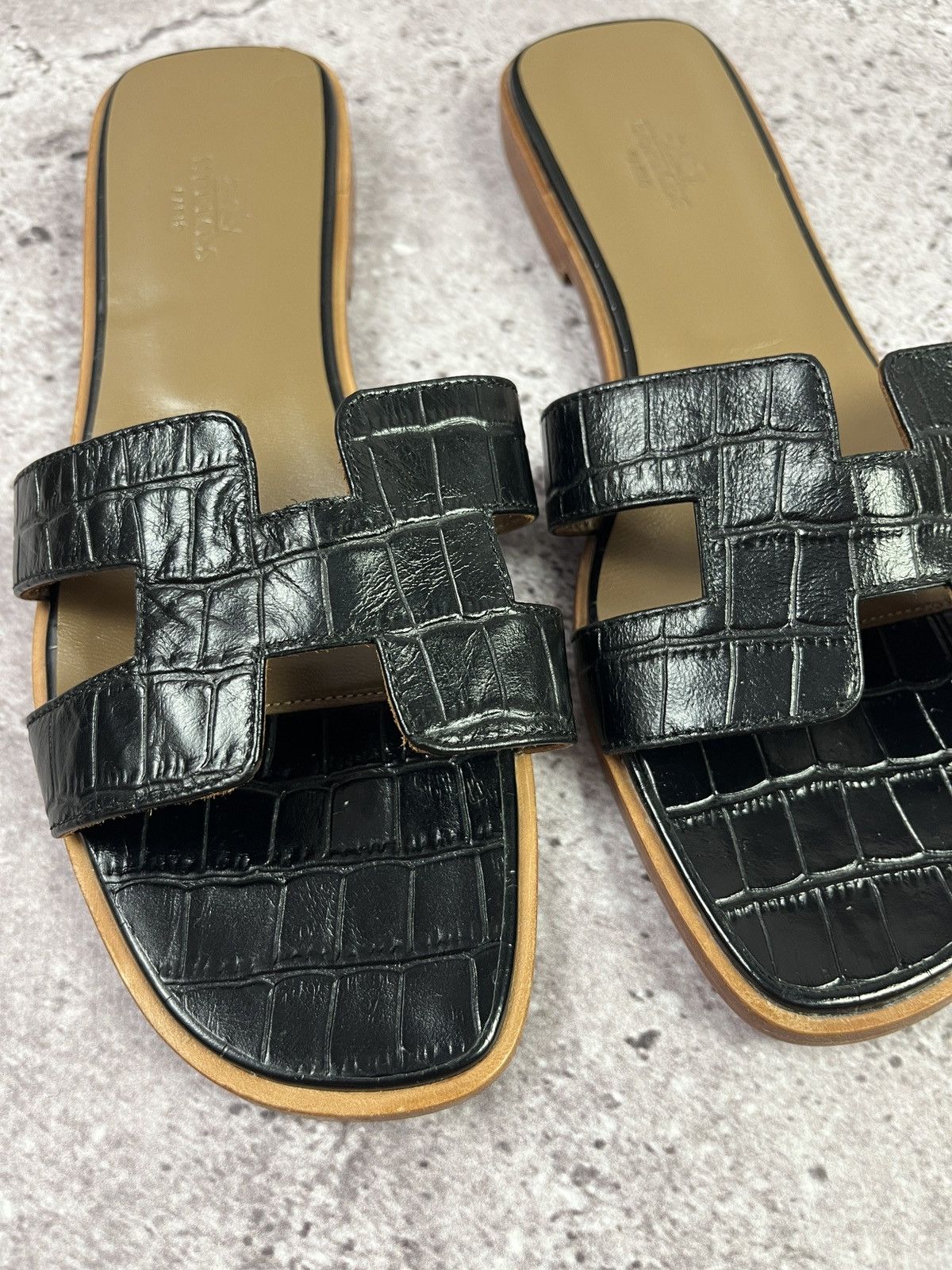 Hermes Hermès Oran 39 Black Croc Embossed Leather H Slide Flats 🇮🇹 Size US 9 / IT 39 - 4 Thumbnail