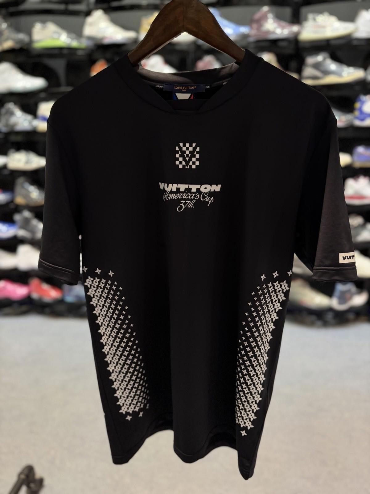 Louis Vuitton LOUIS VUITTON T-Shirt LV Tee Silk Black Size (L) Authentic Size US L / EU 52-54 / 3 - 2 Thumbnail