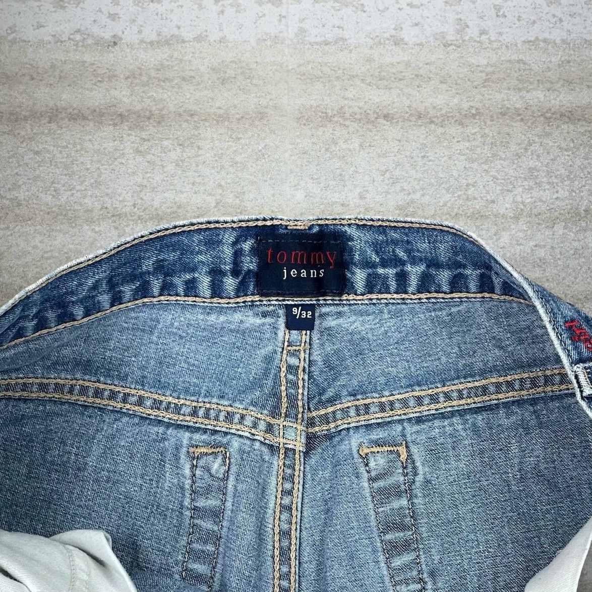 Tommy Hilfiger Vintage 90s Tommy Hilfiger Jeans 28x32 Regular Medium Wash Size 28" / US 6 / IT 42 - 4 Thumbnail