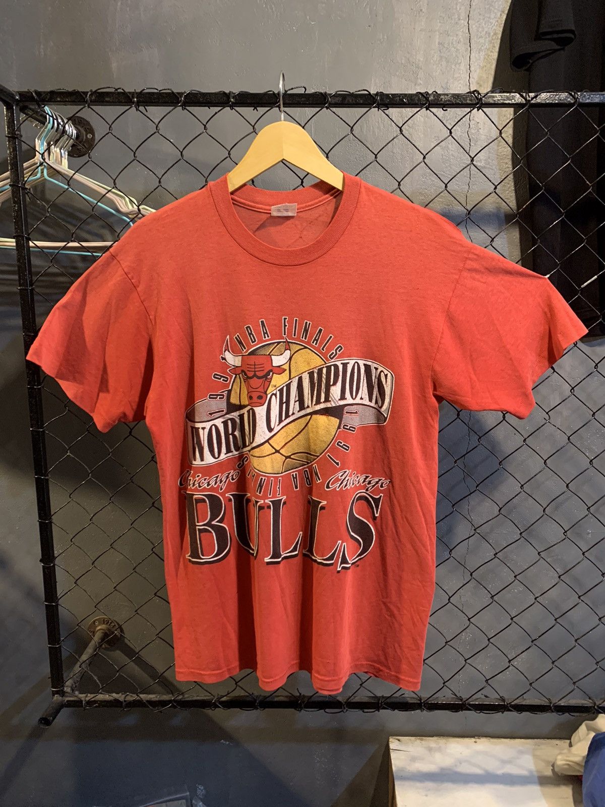 NBA × Vintage Vintage Chicago Bulls T-Shirt 1991 World Champions L Size US L / EU 52-54 / 3 - 1 Thumbnail