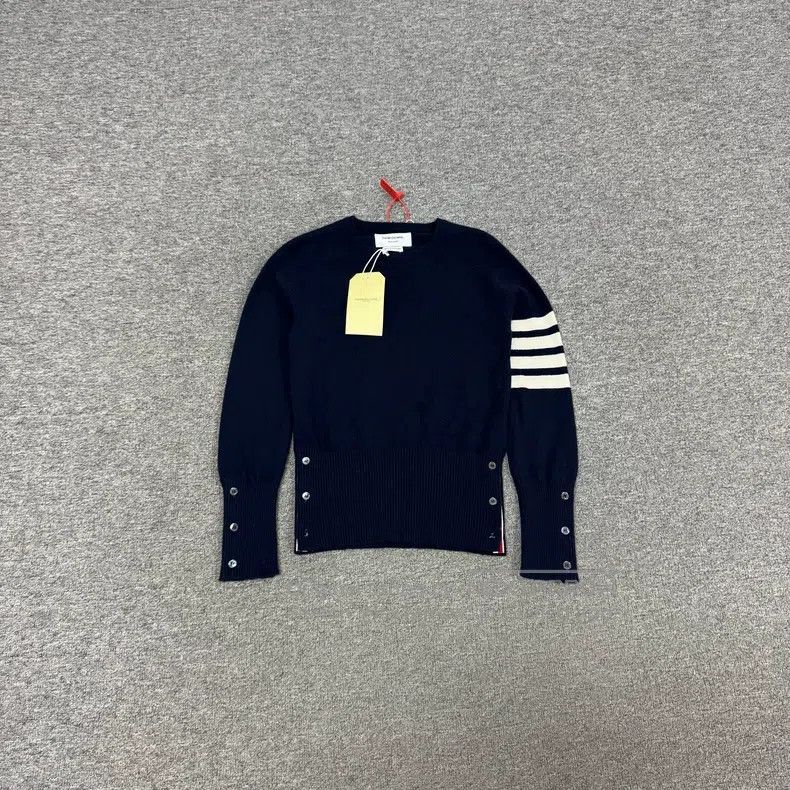 Thom Browne Thom Browne Classic four-striped wool knit sweater Size US XS / EU 42 / 0 - 1 Thumbnail