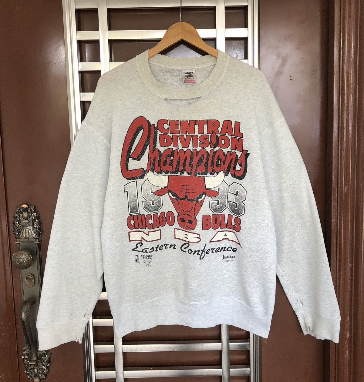 古着 90年代 Champion NBA CHICAGO BULLS 👹Vintage 90s THRASHED Chicago Bulls NBA Champion Crewneck