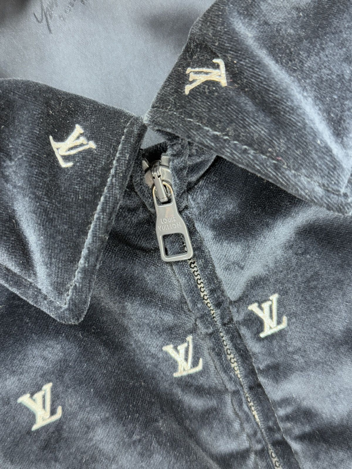 Louis Vuitton VELVET LOGO PRINT ZIP UP JACKET RARE Size US XL / EU 56 / 4 - 4 Thumbnail