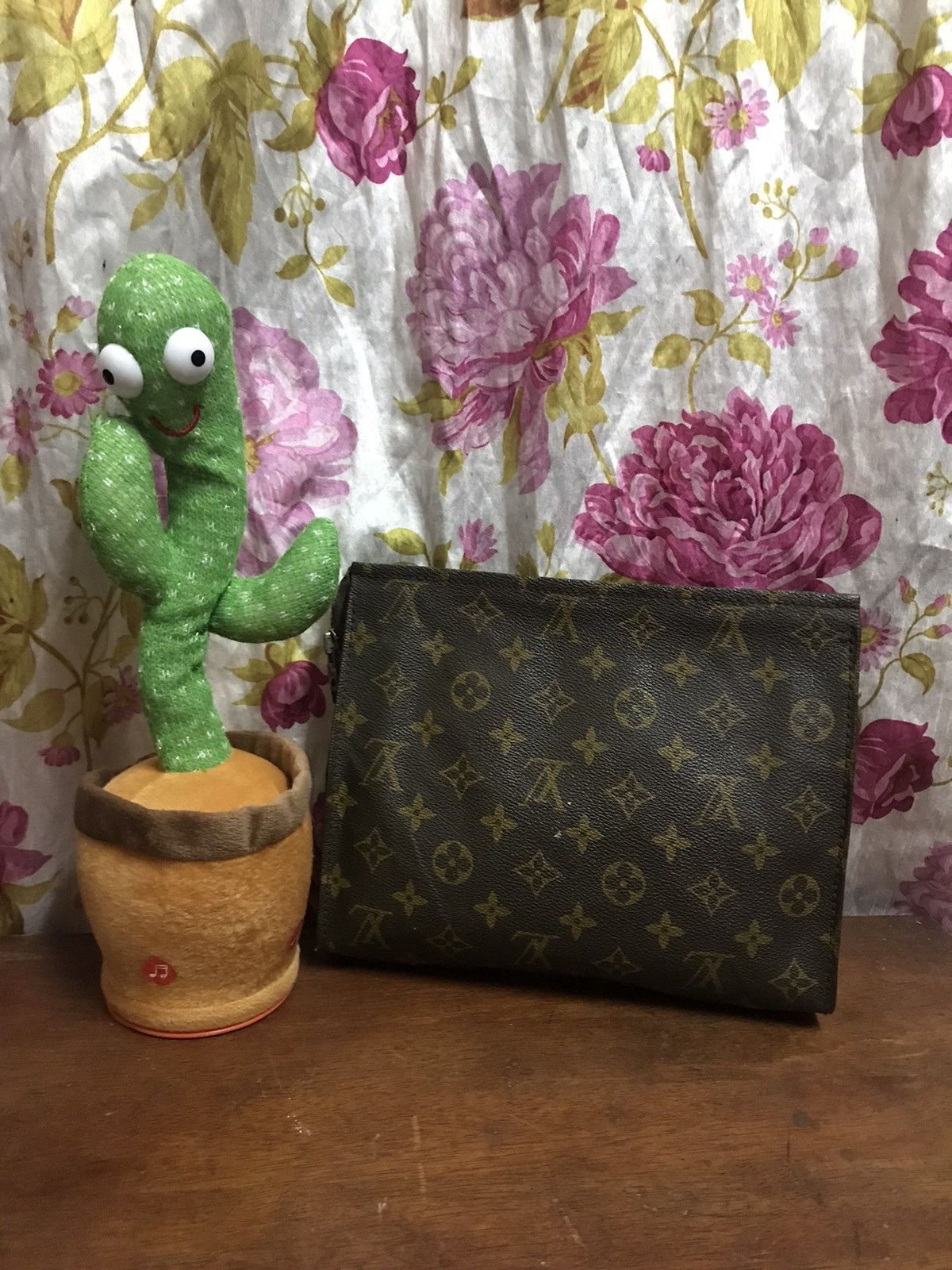 Louis Vuitton × Vintage Authentic Vintage Louis Vuitton Monogram Toiletry Pouch Size ONE SIZE - 1 Thumbnail
