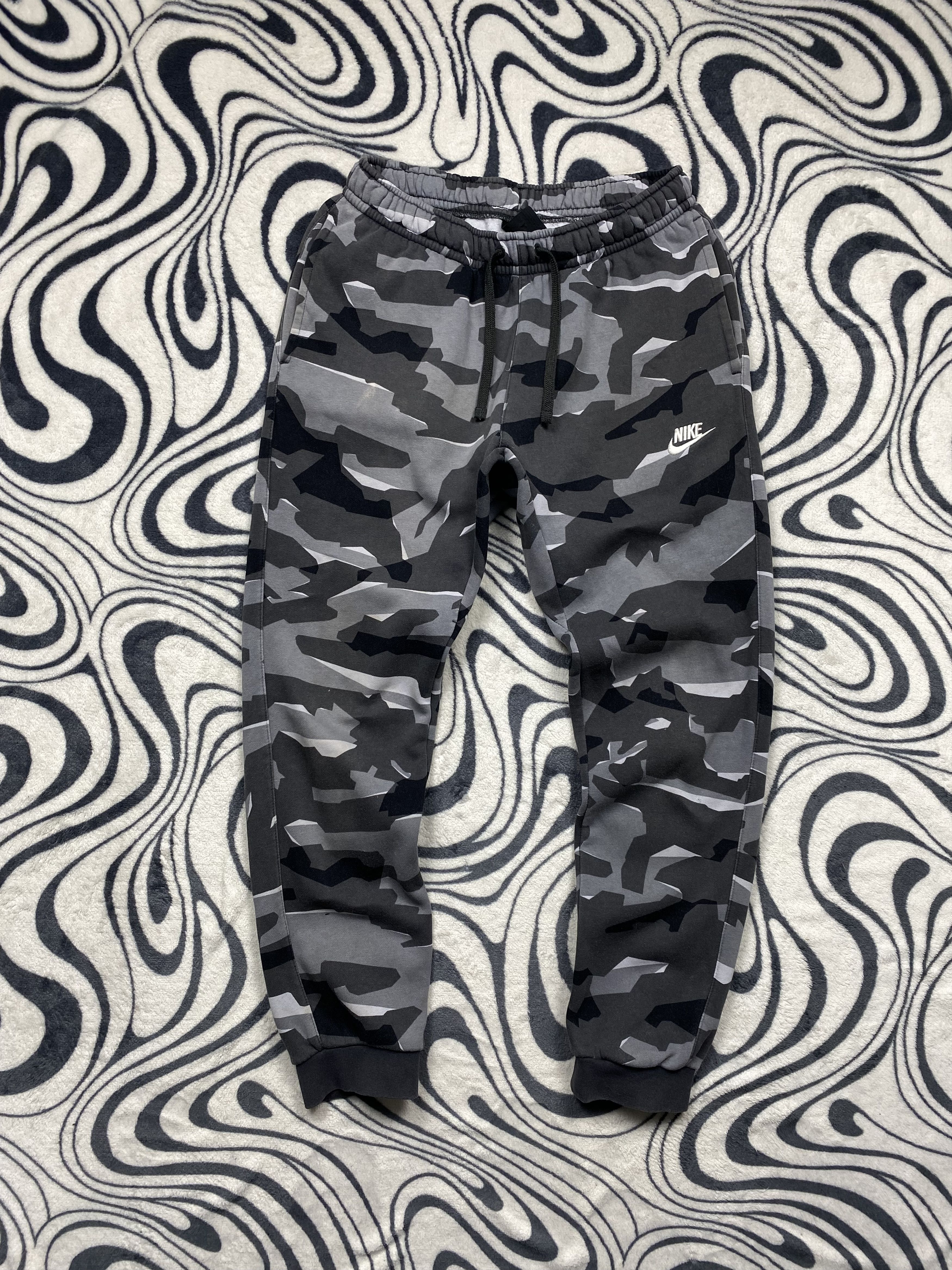 Nike vintage camo joggers store
