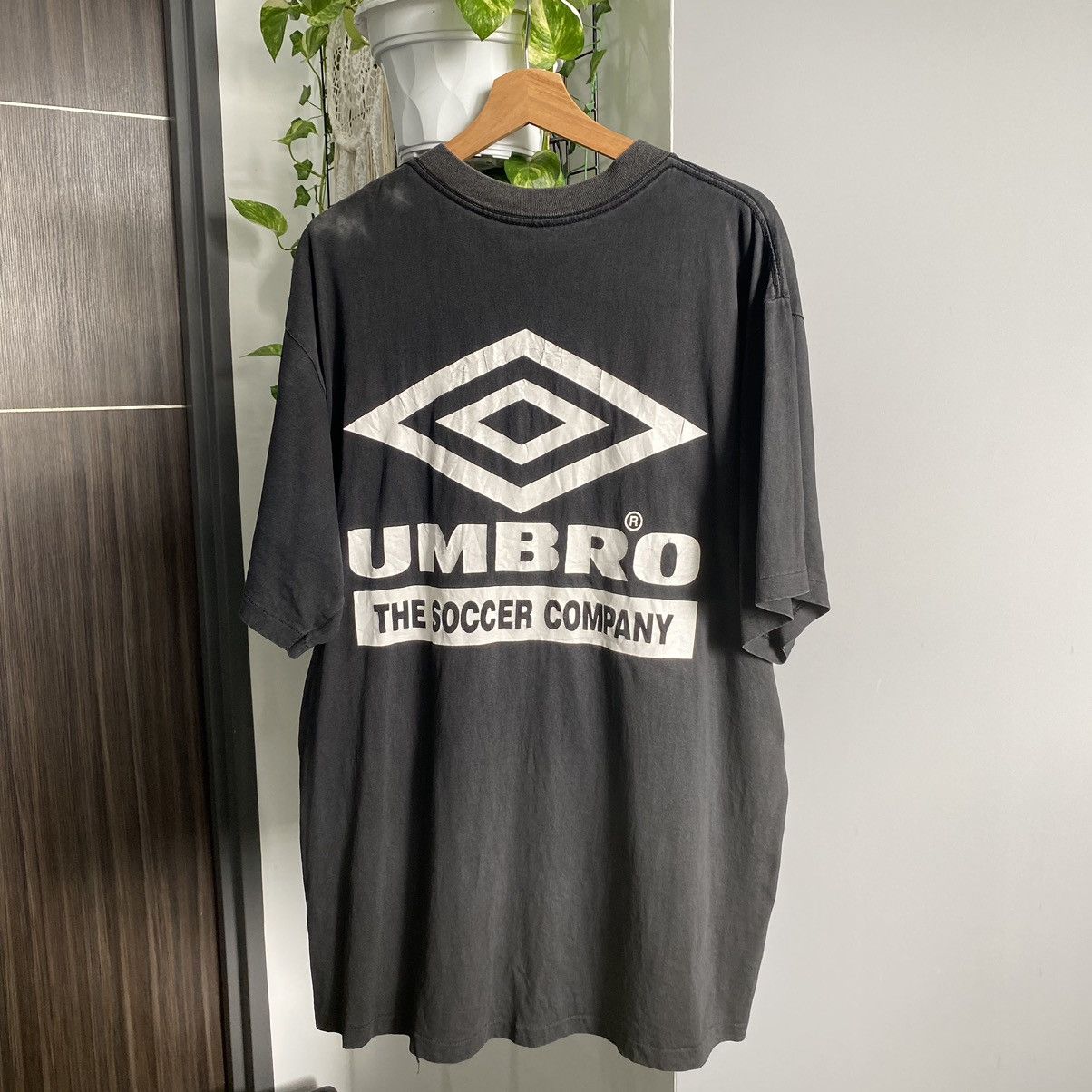 Umbro 💥SICK💥THRASHED Faded Vintage 90s Umbro ERD OASIS TSHIRT Size US L / EU 52-54 / 3 - 1 Thumbnail