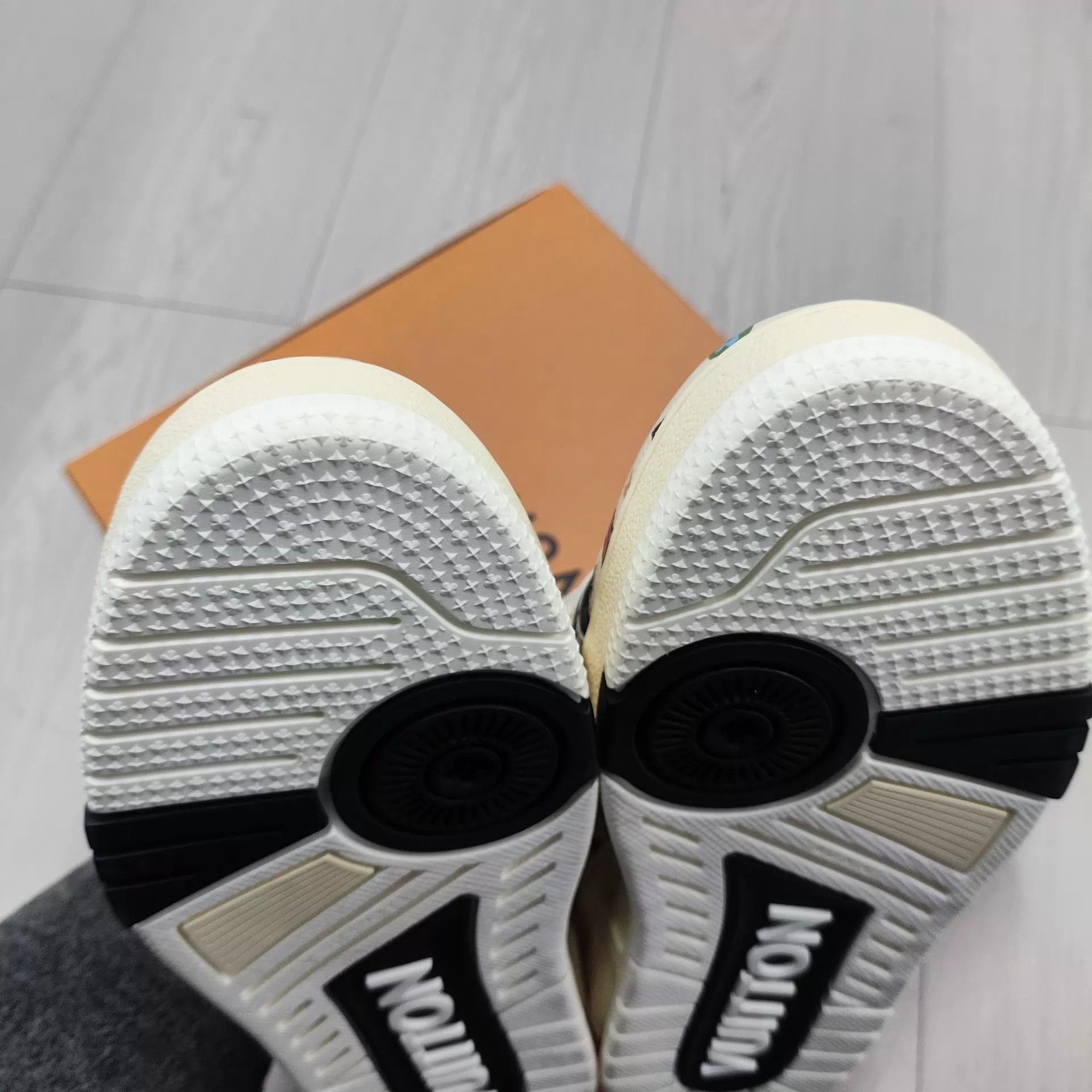 Louis Vuitton LV Unworn Allover Logo White Trainers 4 Size US 4 / IT 34 - 6 Thumbnail