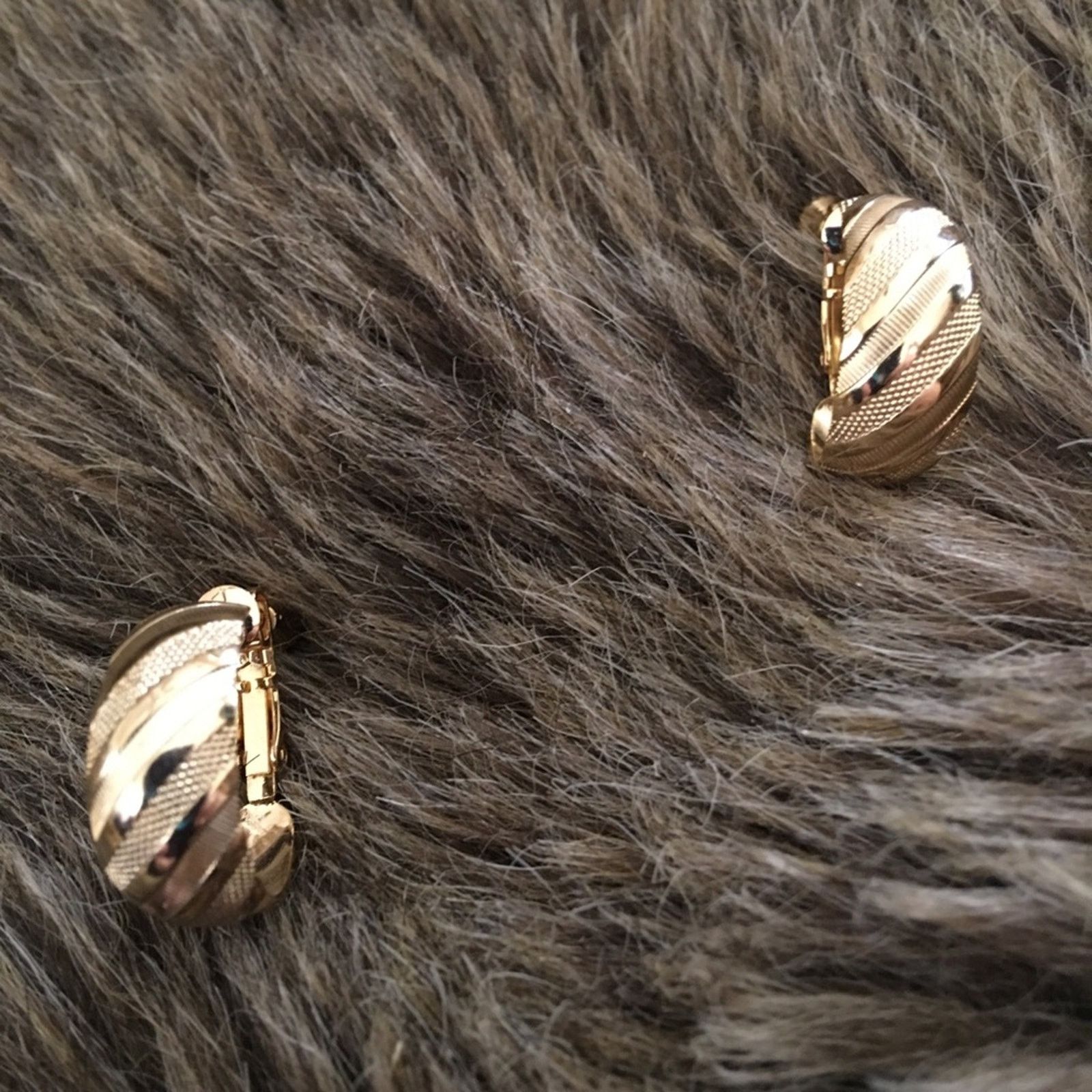 Vintage Vintage gold tone textured hoop screw back clips Size ONE SIZE - 3 Thumbnail