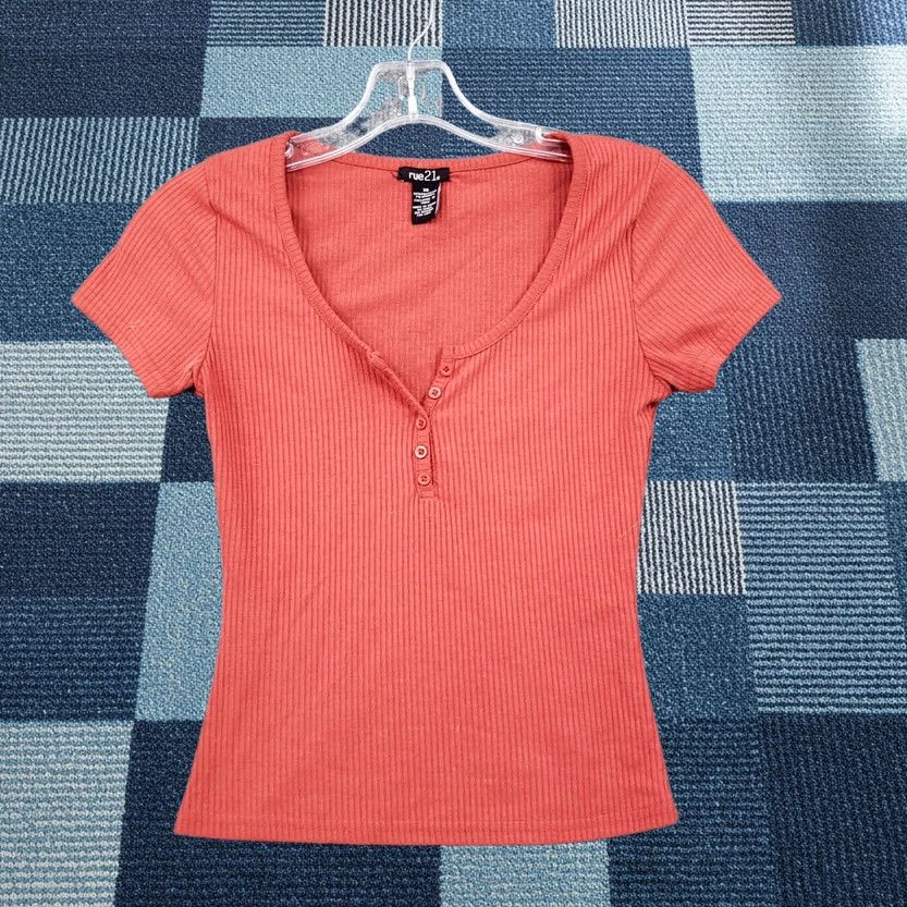 Vintage Rue21 T-Shirt Womens XS Red Cropped Henley Short Sleeve Ribbed Polyester Blend Size XS / US 0-2 / IT 36-38 - 1 Thumbnail
