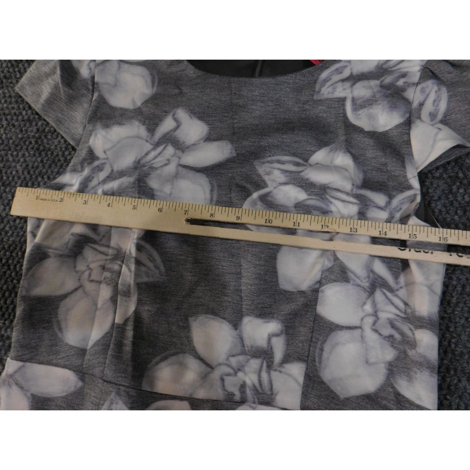 Betsey Johnson Betsey Johnson Dress Womens 6 Gray White Floral Sheath Short Sleeve Back Zip Size 28" / US 6 / IT 42 - 3 Thumbnail