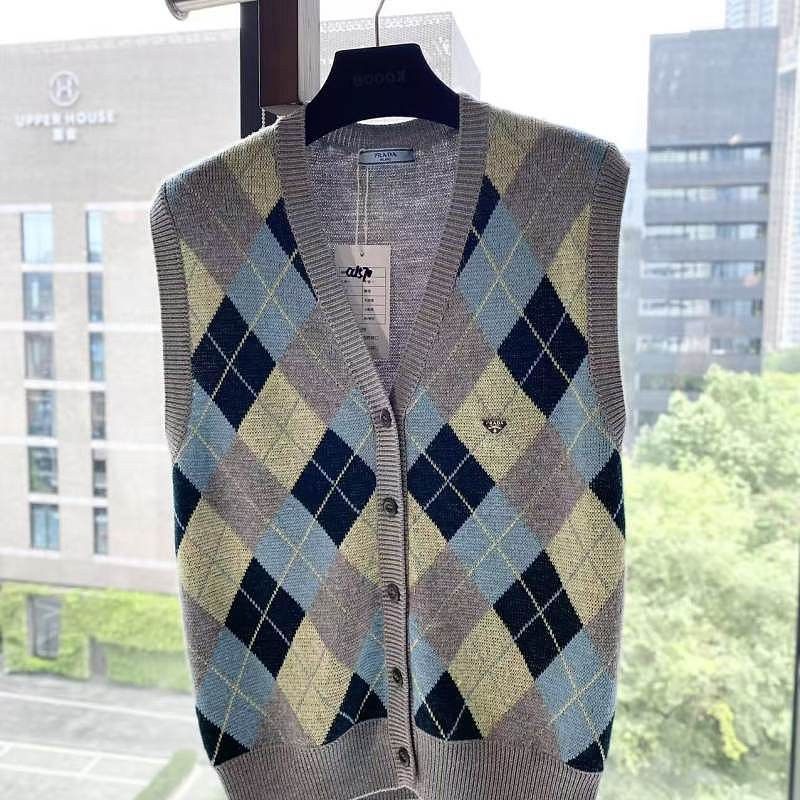 Prada Prada Argyle Knit Button Vest Size 42 Size M / US 6-8 / IT 42-44 - 1 Thumbnail