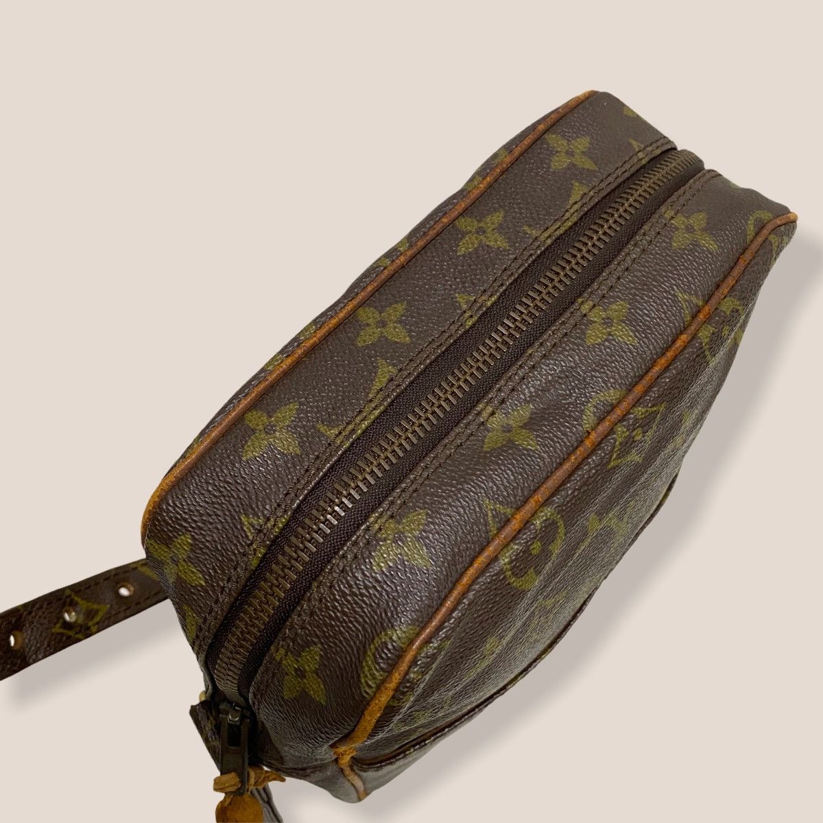 Louis Vuitton ‼️YES‼️ LOUIS VUITTON DANUBE GM SLING BAG ECLAIR ZIPPER Size ONE SIZE - 6 Thumbnail