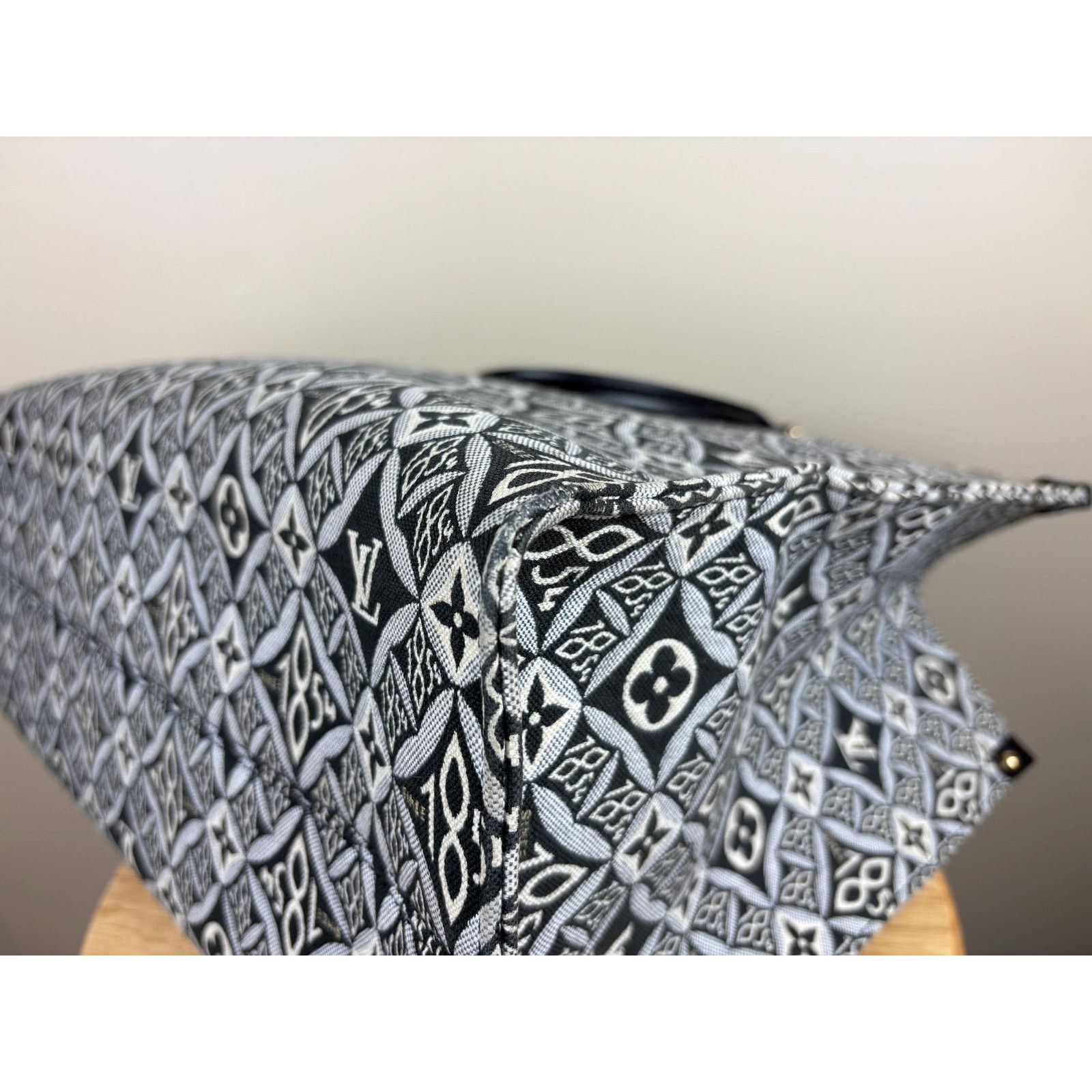 Louis Vuitton Authentic Louis Vuitton OnTheGo GM Limited Edition Jacquard Size ONE SIZE - 8 Thumbnail
