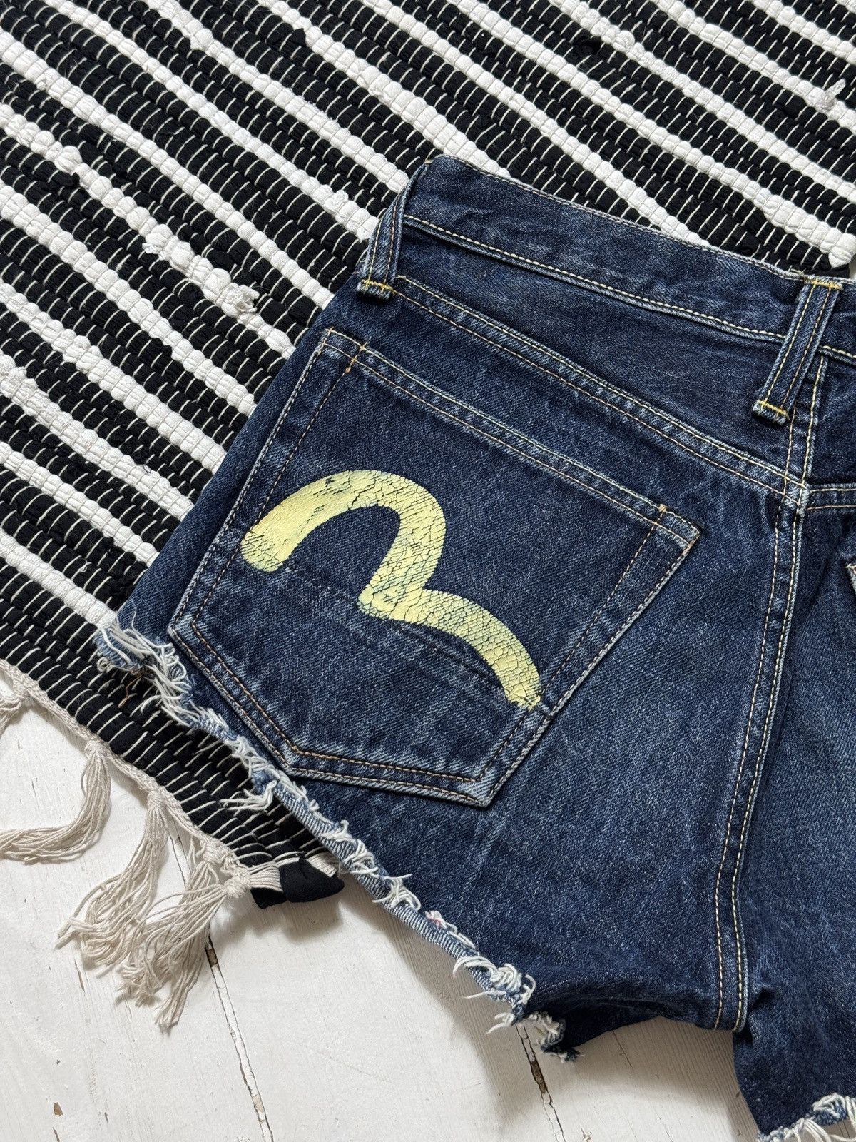 Evisu EVISU DAICOCK PAINTED DENIM SHORTS Size 28" / US 6 / IT 42 - 2 Thumbnail