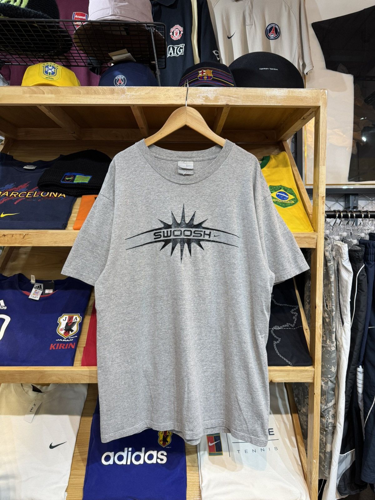 Nike Vintage Nike Swoosh Splash Logo 00's T-shirt Size US L / EU 52-54 / 3 - 1 Thumbnail