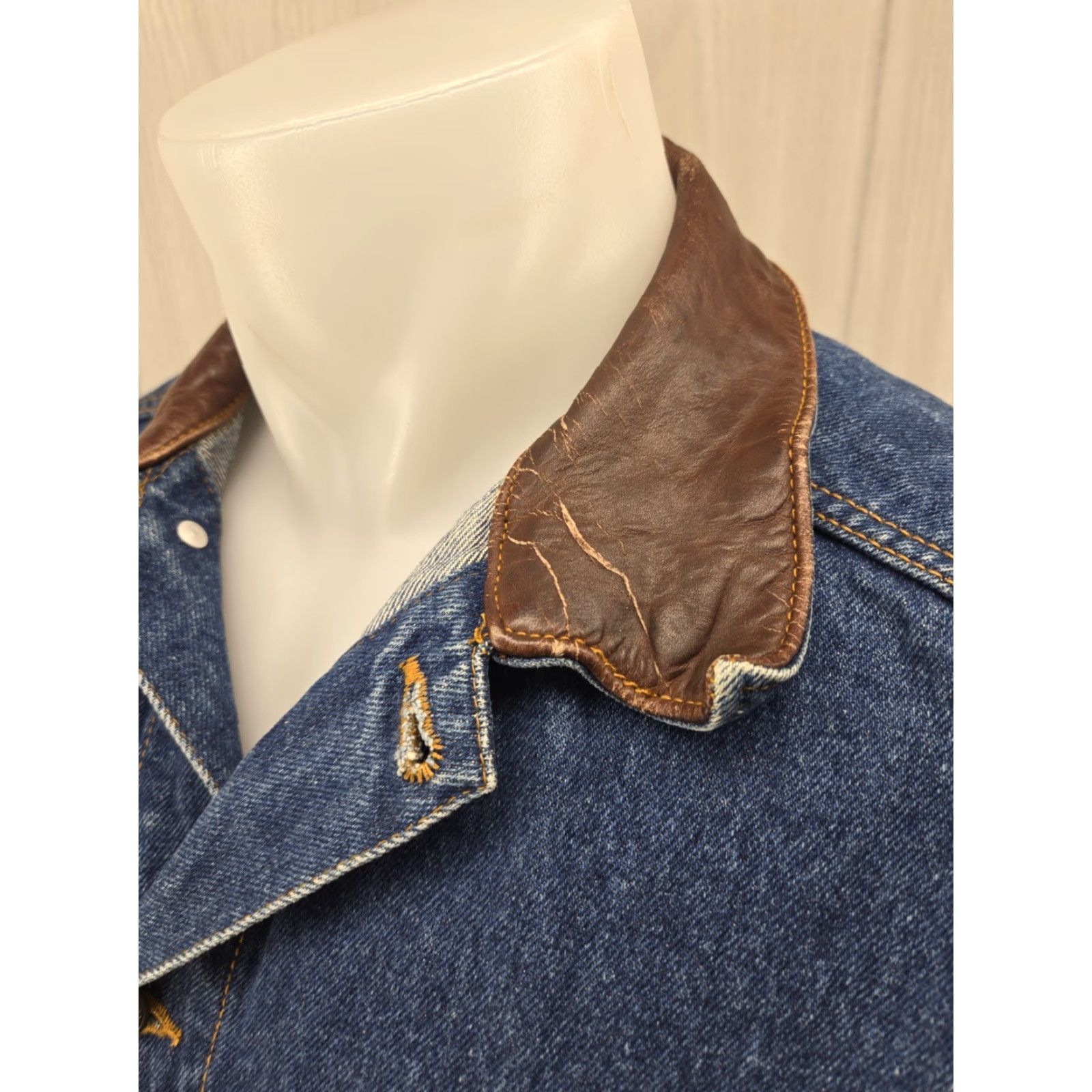 Marlboro VINTAGE Marlboro Country Store Denim Jean Jacket Unisex Adults Medium Blue Leather Collar 90s Western Trucker Jacket Size US 31 - 6 Thumbnail