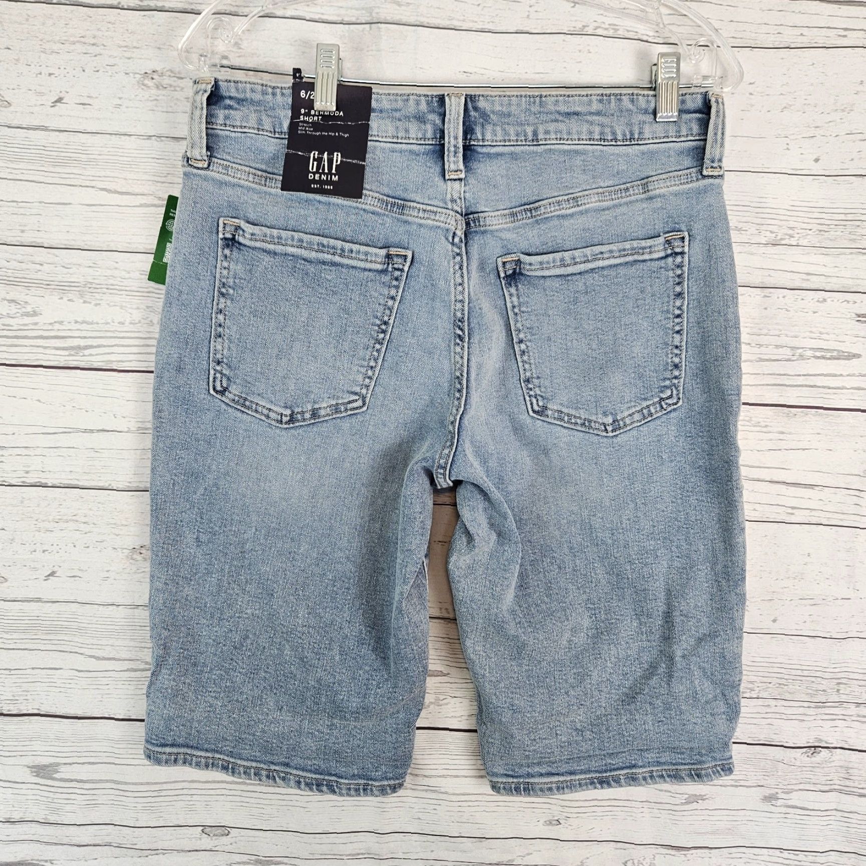 Gap Gap Women Denim Bermuda Shorts 6 Blue Light Wash Mid Rise 9" Inseam 11.5" Cotton Blend Denim Shorts Womens Bermuda Pants 2-3" Rise? Size 28" / US 6 / IT 42 - 3 Thumbnail
