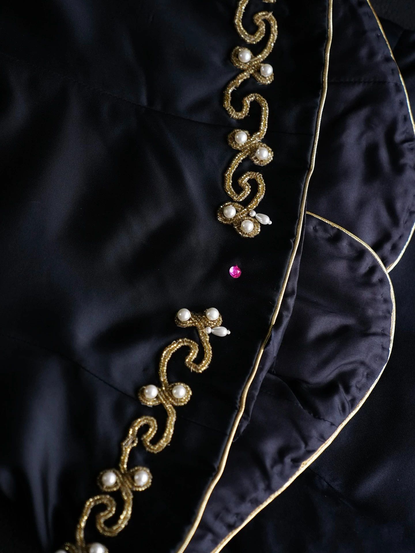 Vintage Vintage British Black Satin Beaded Off-Shoulder Short Blazer UK12 Size M / US 6-8 / IT 42-44 - 5 Thumbnail