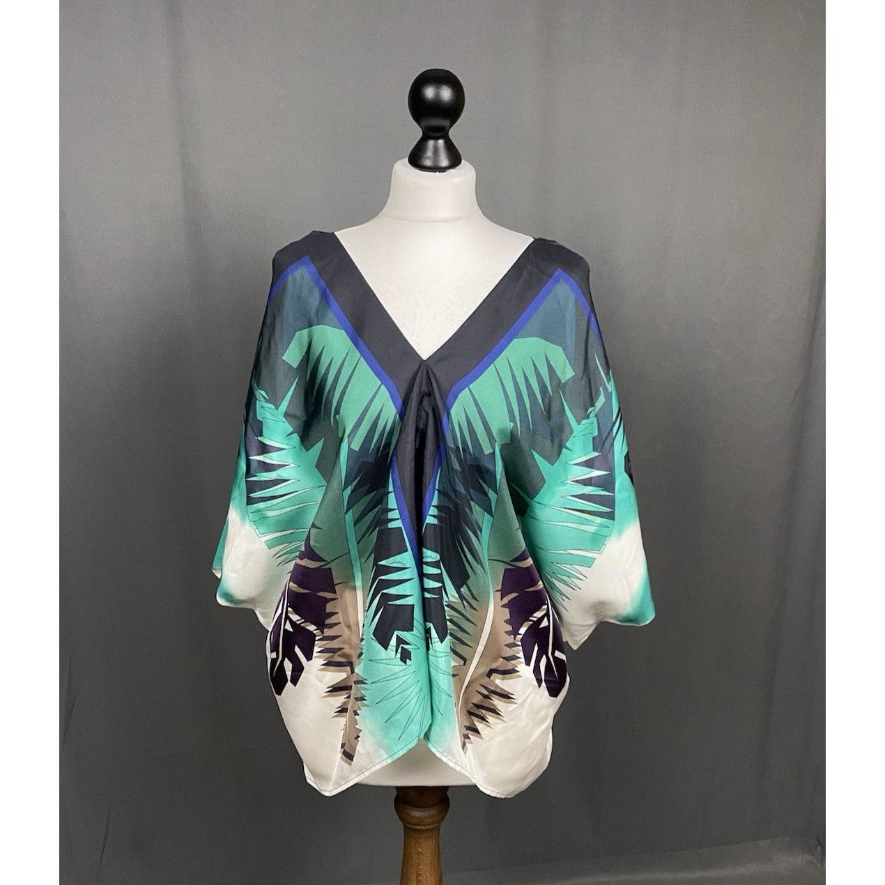 Gucci Gucci Women's V-Neck Multicolored Silk Poncho Top Tunic Cape Size S / US 4 / IT 40 - 1 Thumbnail