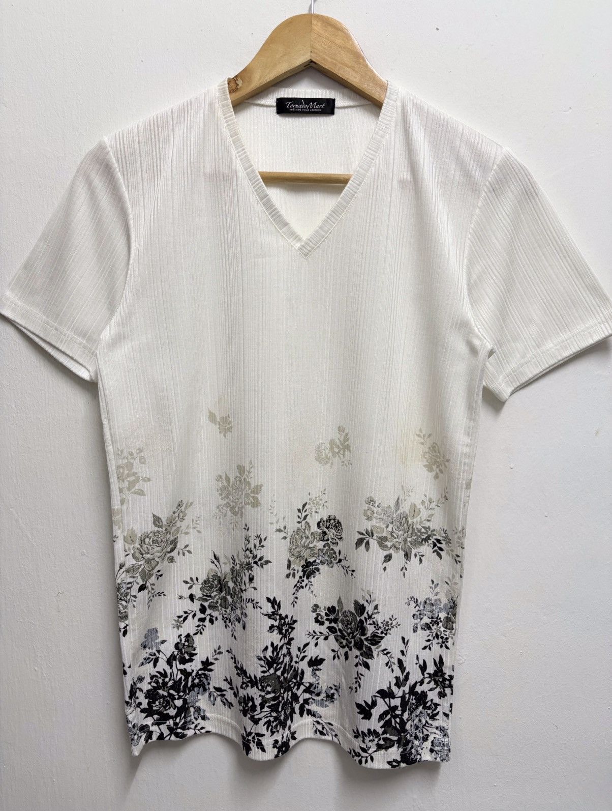 Tornado Mart 2000's Tornado Mart Black Rose / L.G.B Style V-Neck T-Shirt Size US XS / EU 42 / 0 - 3 Thumbnail