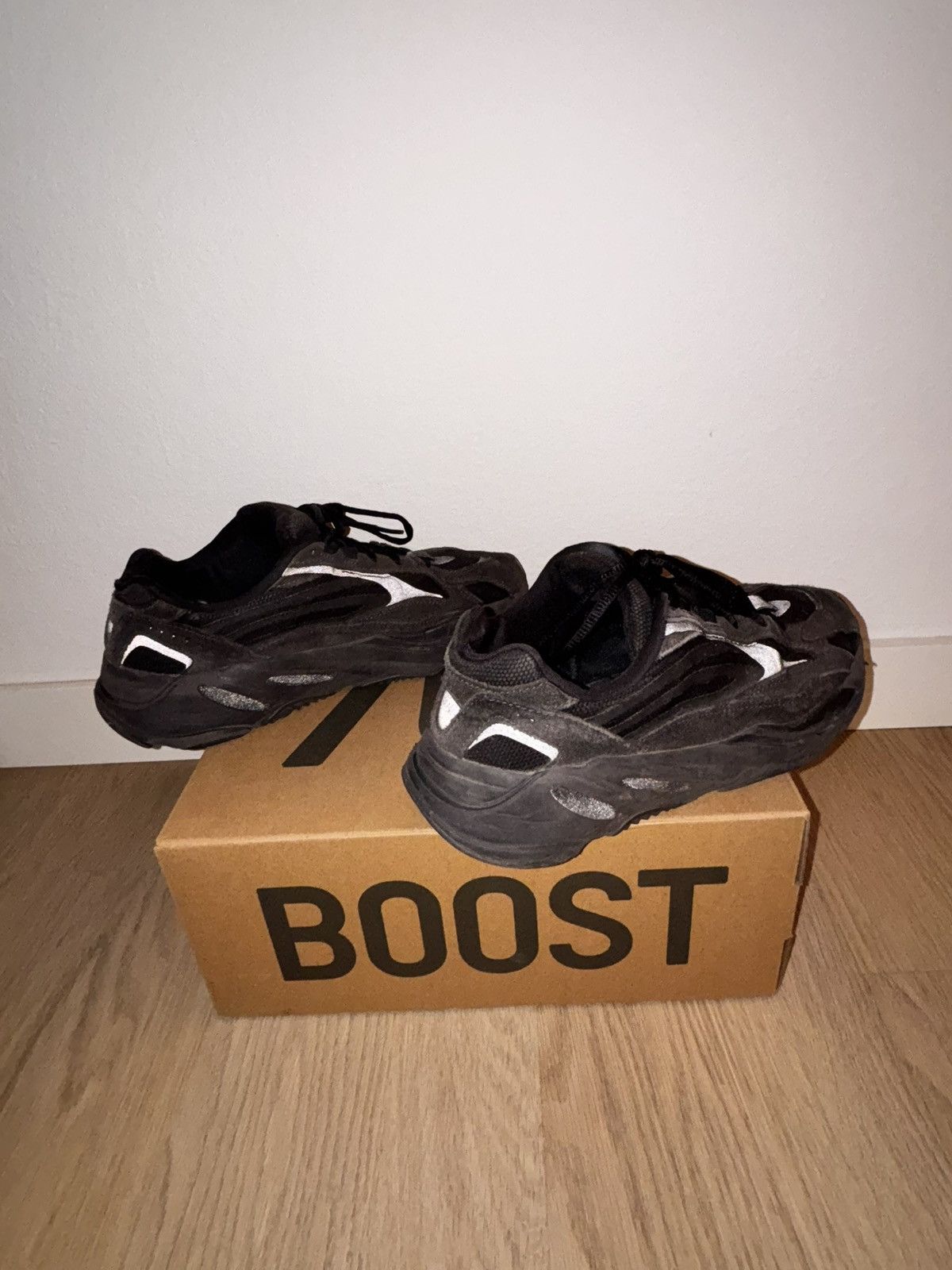Yeezy YEEZY BOOST 700 Size US 7.5 / EU 40-41 - 2 Thumbnail