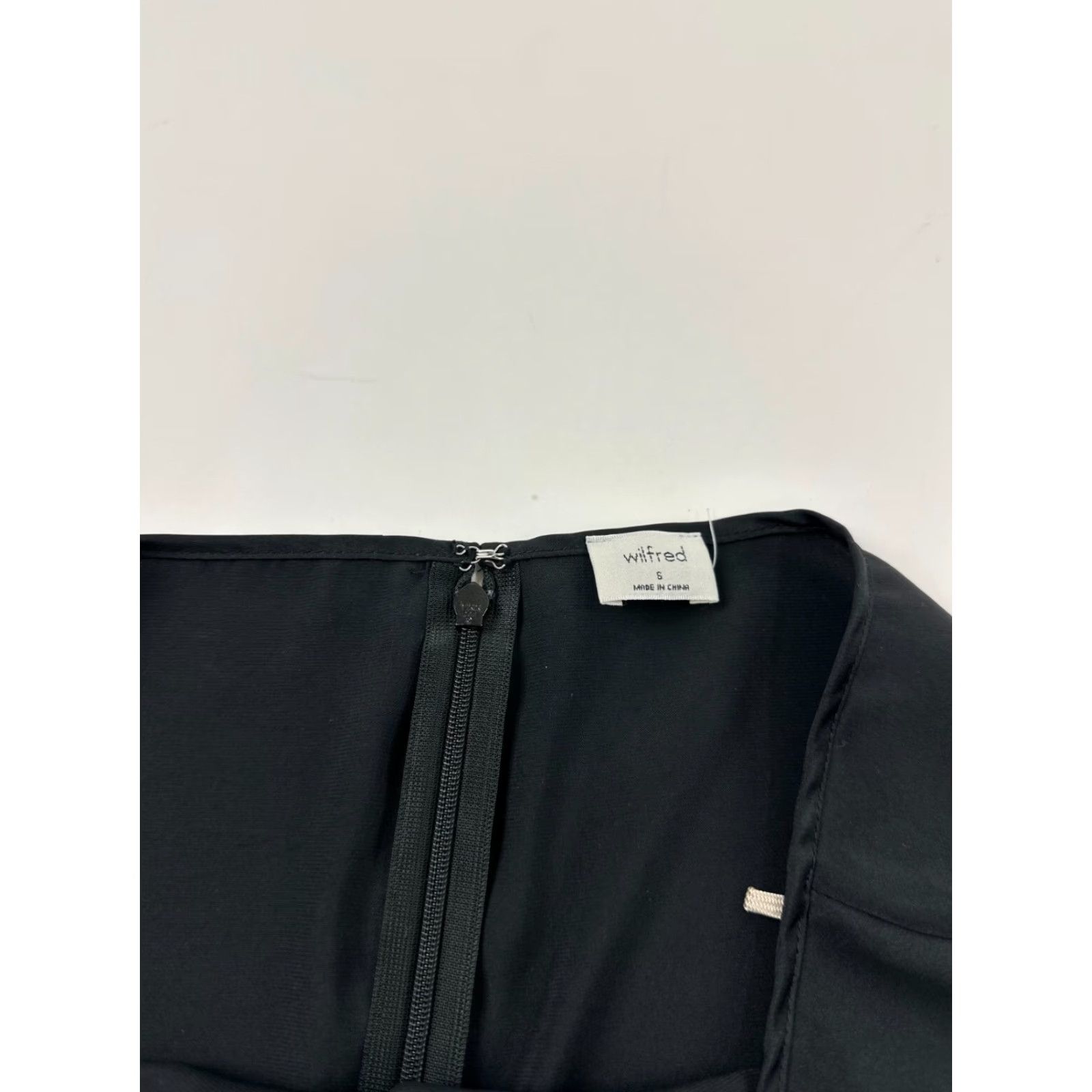 Vintage Wilfred Skirt Womens S Black Solid Midi Straight Pencil Back Zip Casual Party/Cocktail Men/Womens? Size 28" / US 6 / IT 42 - 7 Thumbnail