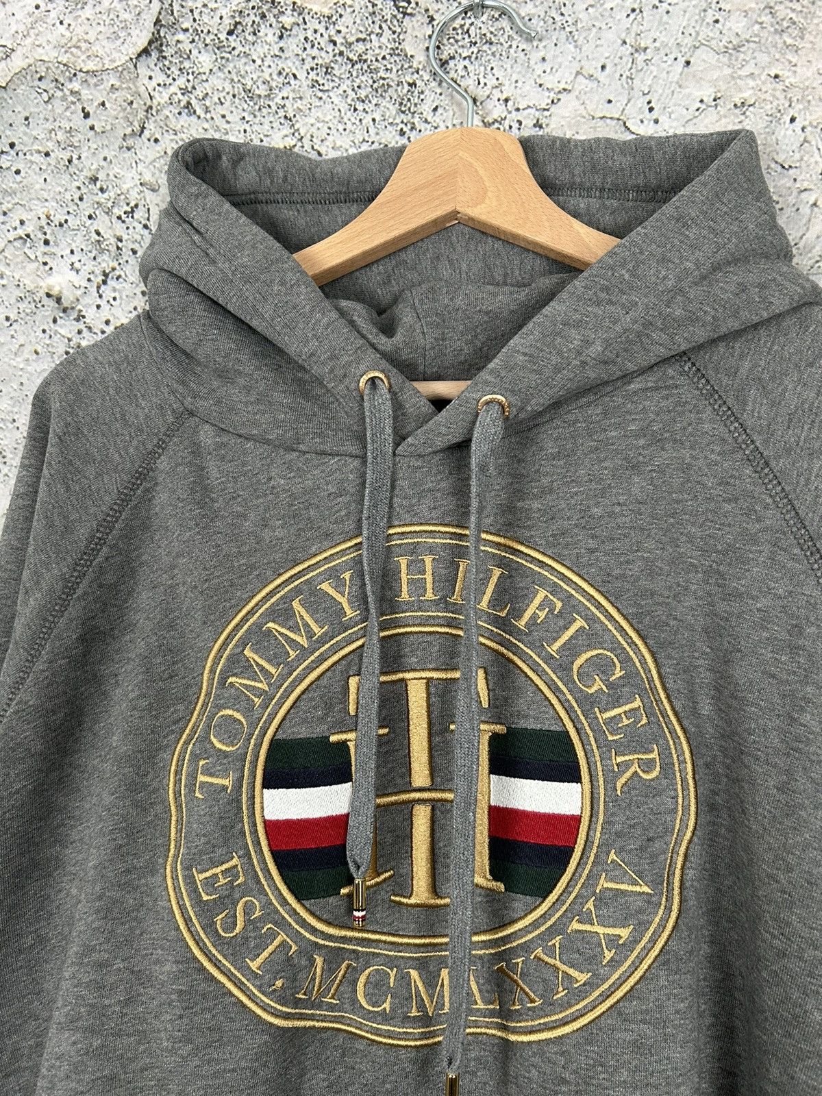 Tommy Hilfiger Vintage Tommy Hilfiger Embroidered Big Logo Hoodie Boxy Size US XXL / EU 58 / 5 - 3 Thumbnail