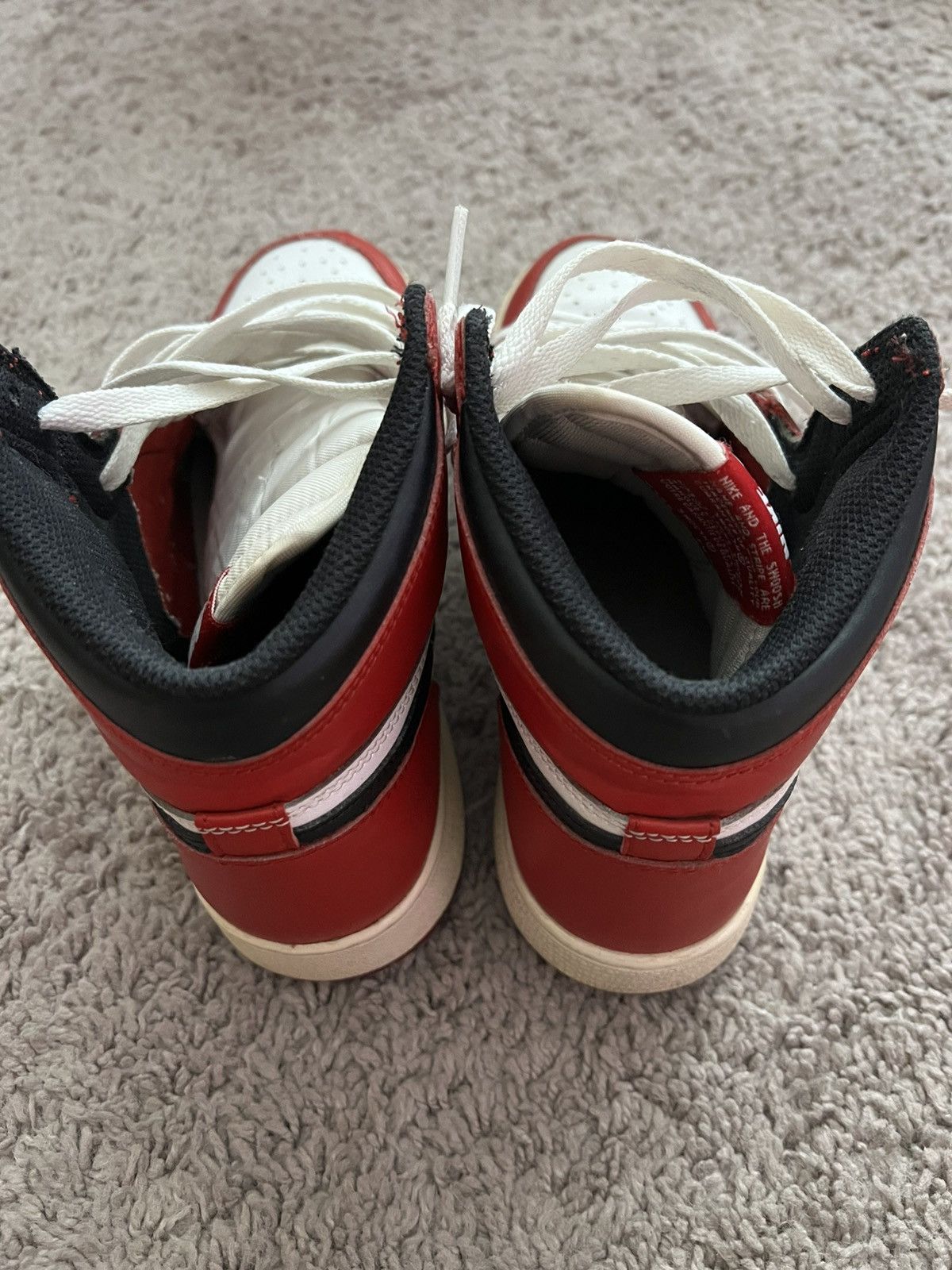 Jordan Brand Air Jordan 1 Retro High OG Chicago 2015 6.5Y Size US 6.5 / EU 39-40 - 7 Thumbnail