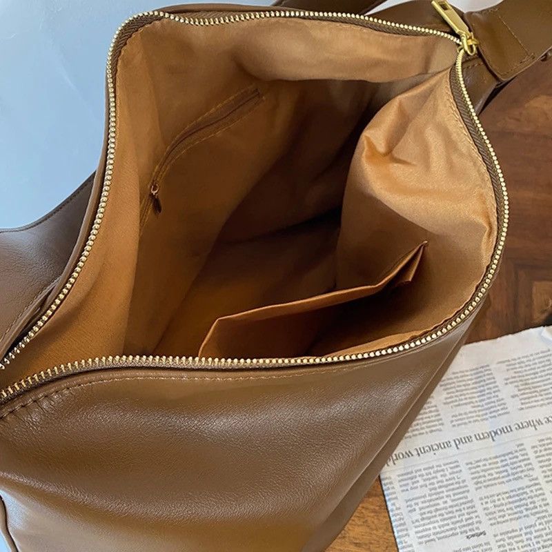 Japanese Brand × Vintage Capacity messenger crossbody unisex PU Leather Shoulder Bag Size ONE SIZE - 5 Thumbnail