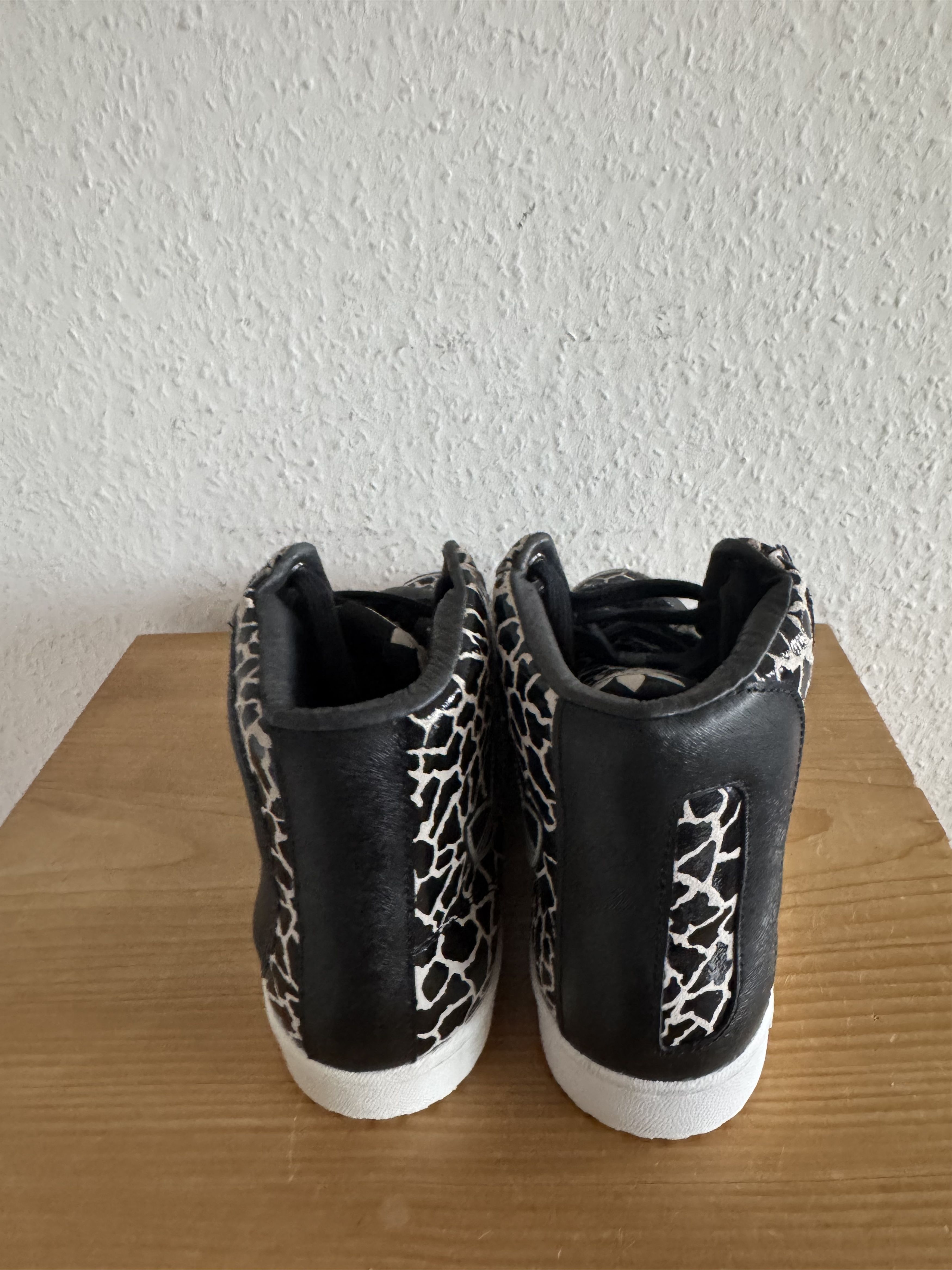 Adidas × Jeremy Scott JS Letters Giraffe Size US 7.5 / EU 40-41 - 6 Thumbnail