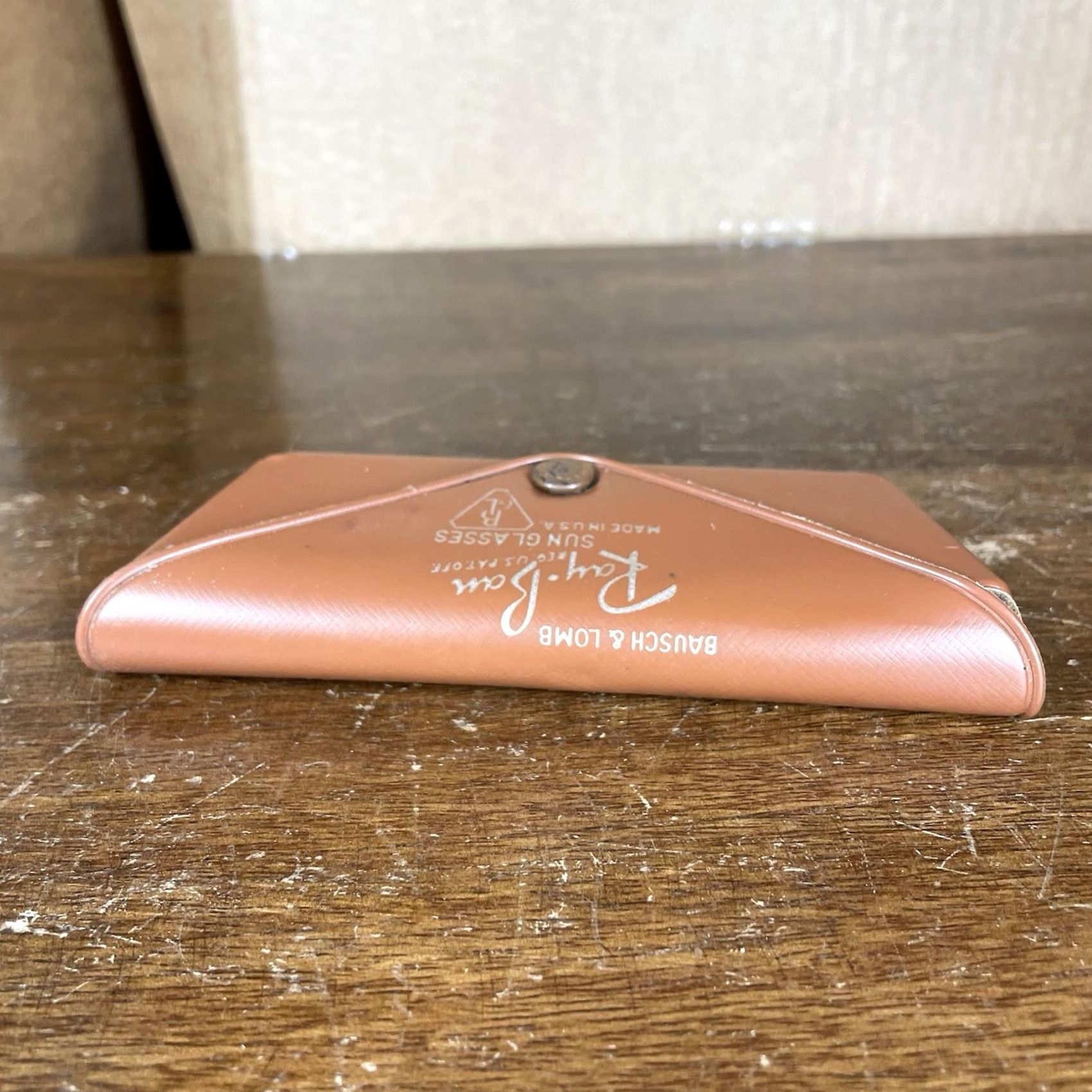 Vintage VINTAGE Ray-Ban Sunglasses Clip On Case Belt Vinyl WWII Military/Landgirl Gold Unisex Adult 1950s 1940s Bausch & Lomb Size ONE SIZE - 6 Thumbnail