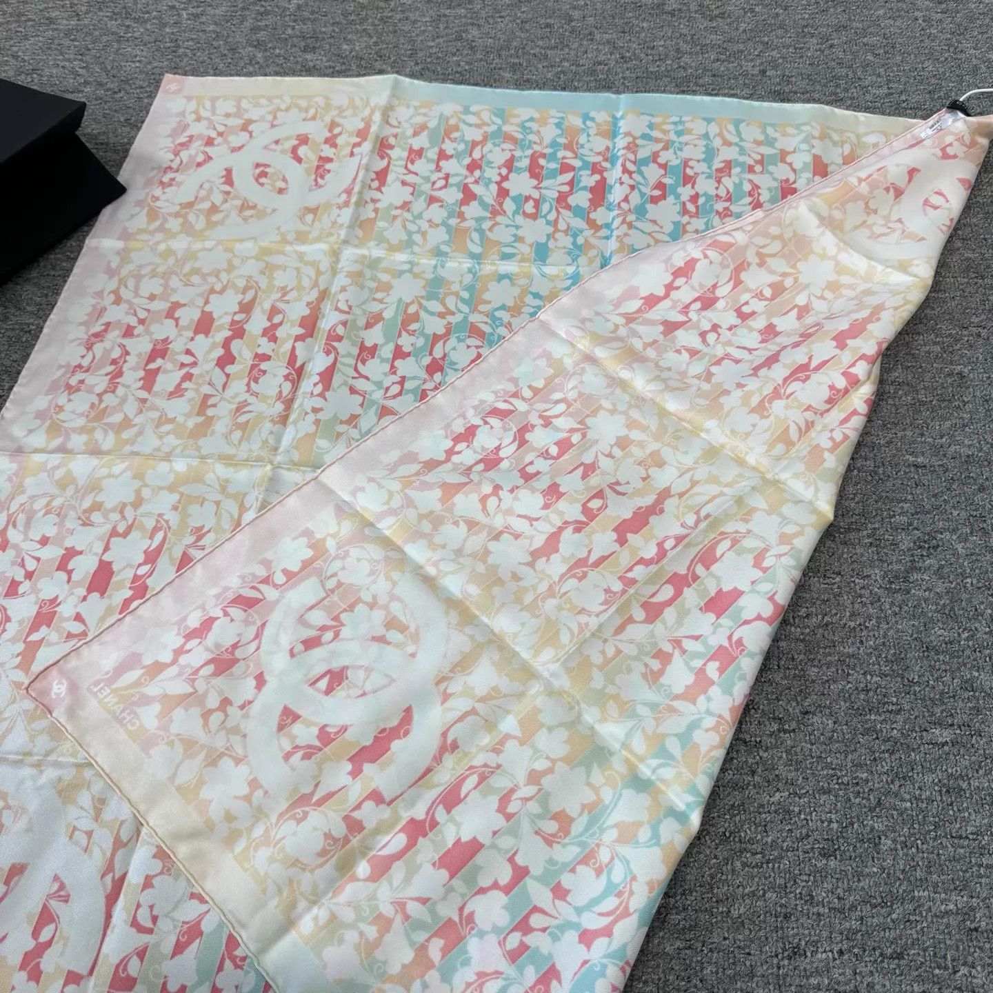 Chanel Chanel 26C silk scarf Camellia CC pastel blue grad Size ONE SIZE - 3 Thumbnail