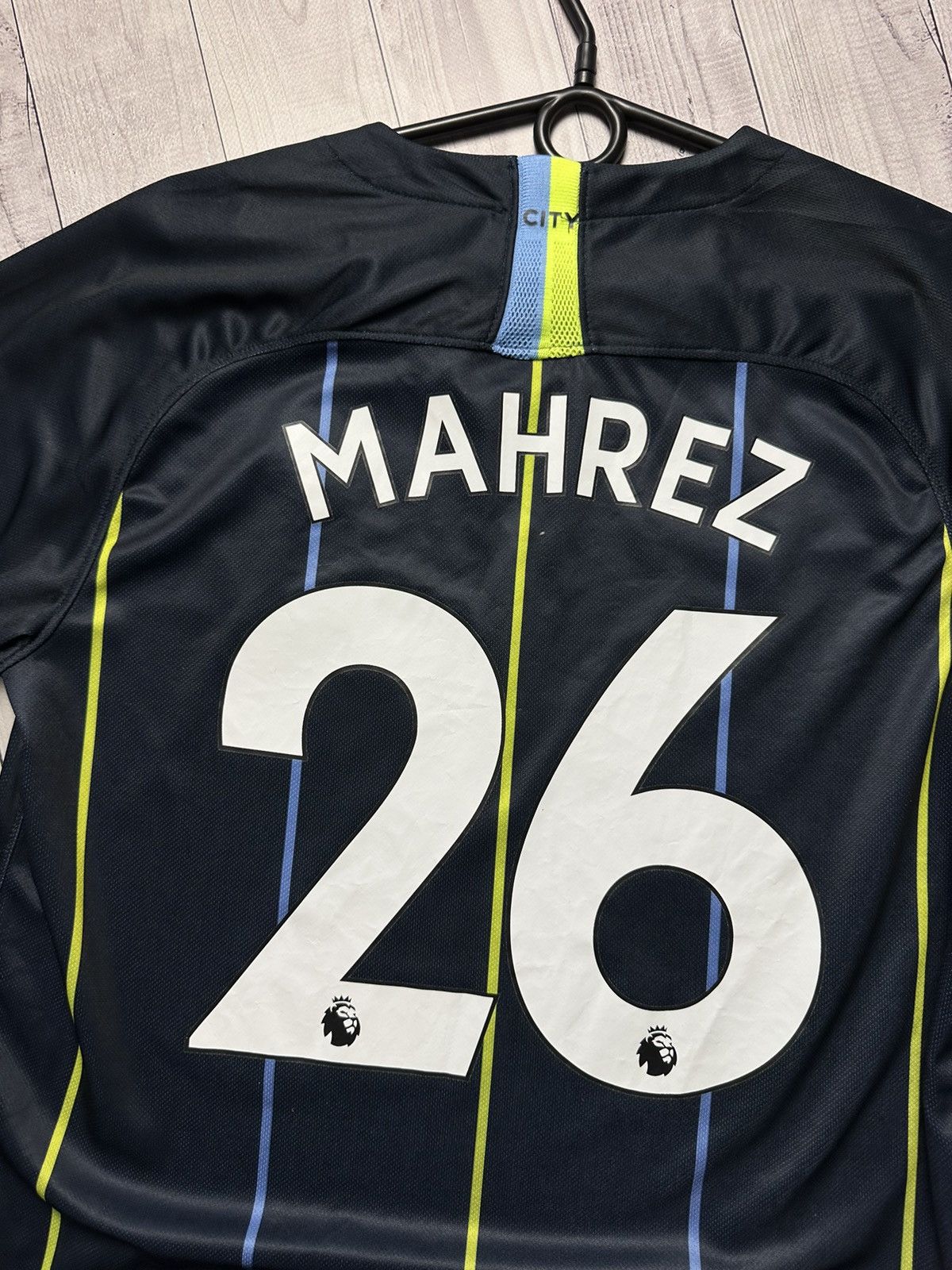 Nike × Vintage Vintage Nike Manchester City soccer jersey size L Mahrez 26 Size US L / EU 52-54 / 3 - 9 Thumbnail