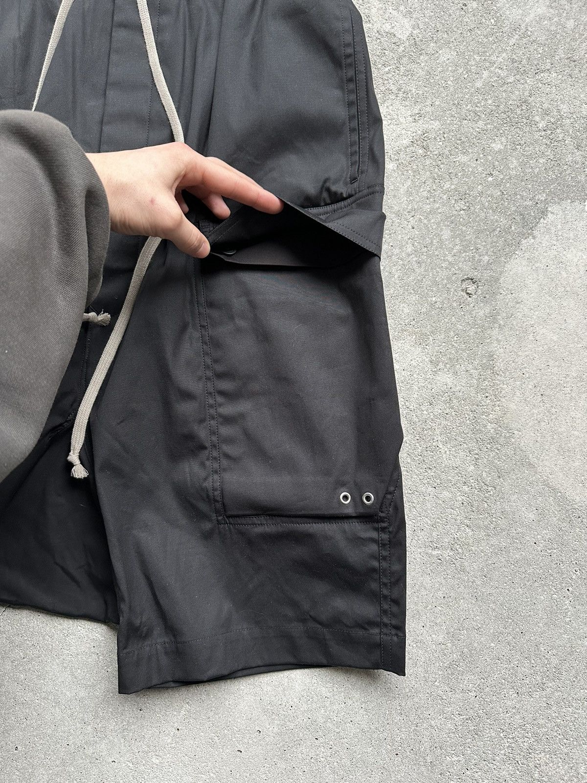 Rick Owens RARE SIZE RICK OWENS CARGO SHORTS Size US 28 / EU 44 - 9 Thumbnail